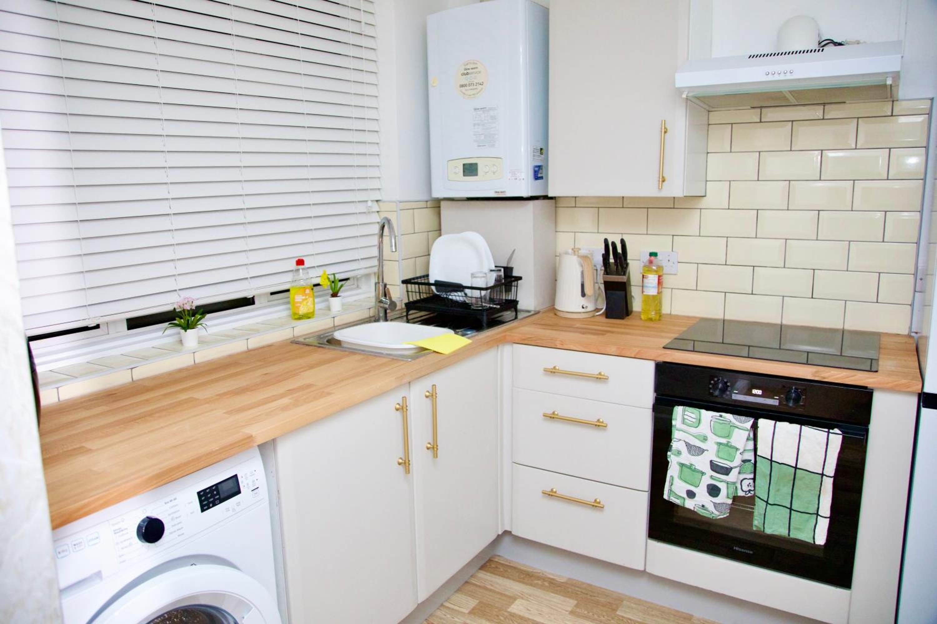 2 Bedroom Ground Floor Flat in Dartford with Free Parking - 20 minutes to London