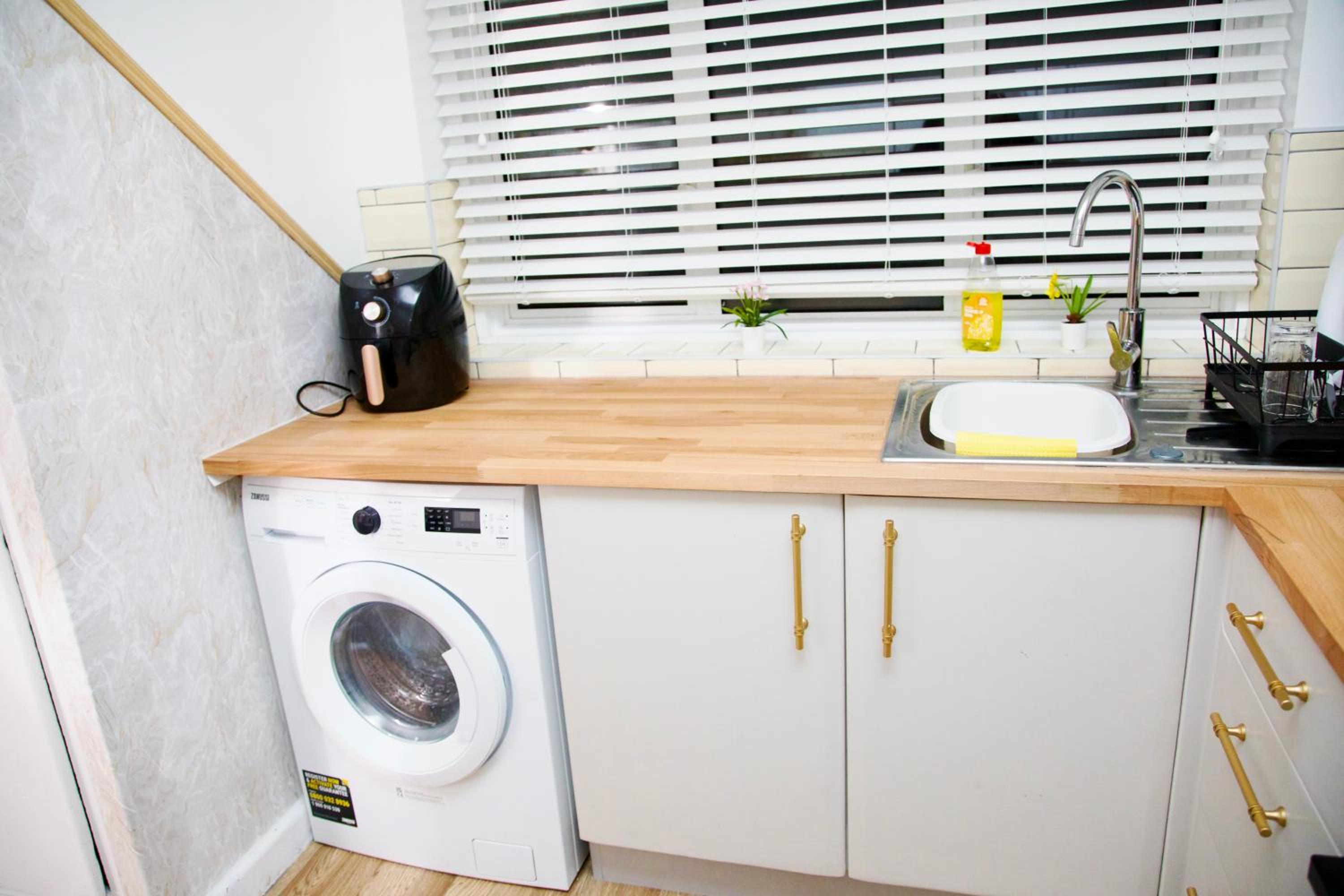 2 Bedroom Ground Floor Flat in Dartford with Free Parking - 20 minutes to London