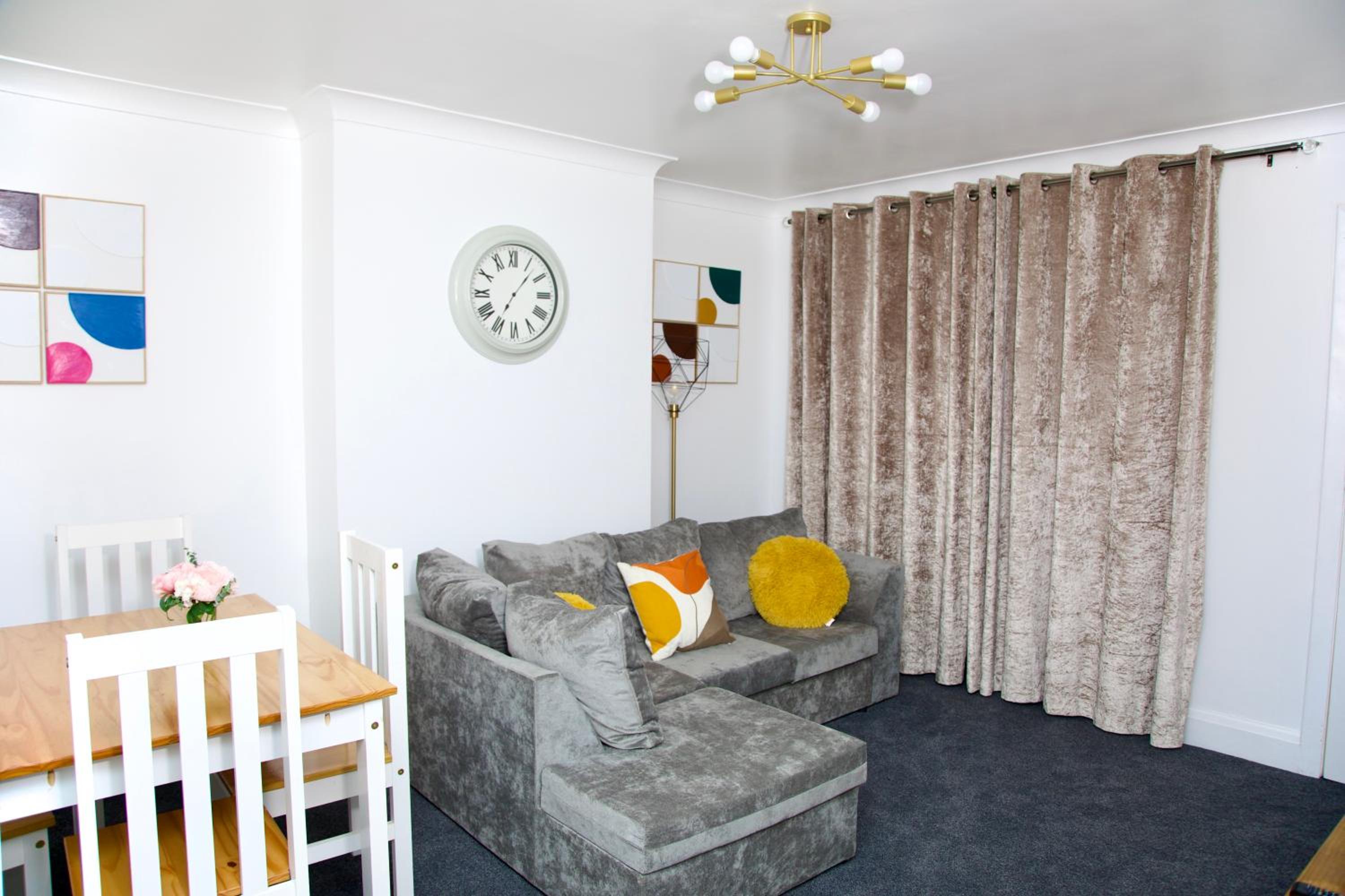 2 Bedroom Ground Floor Flat in Dartford with Free Parking - 20 minutes to London