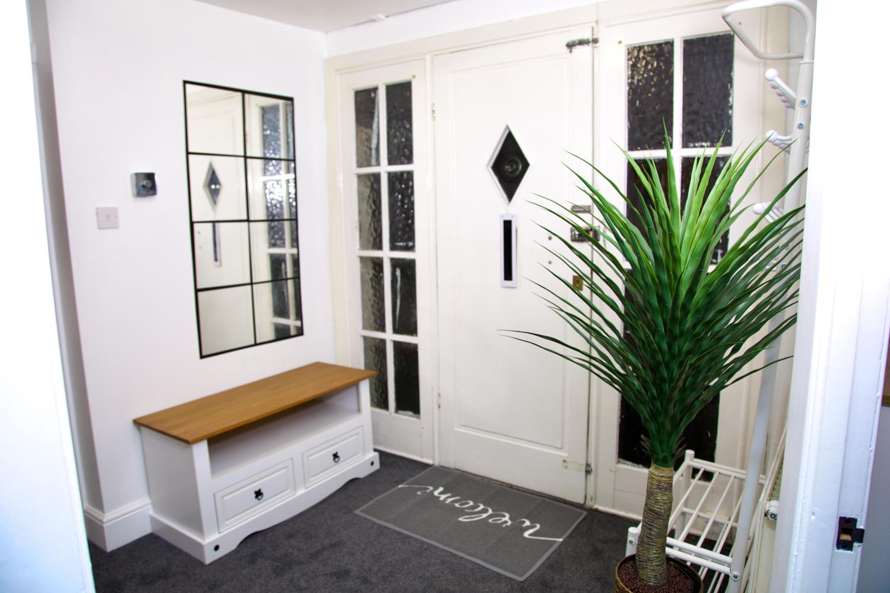 2 Bedroom Ground Floor Flat in Dartford with Free Parking - 20 minutes to London