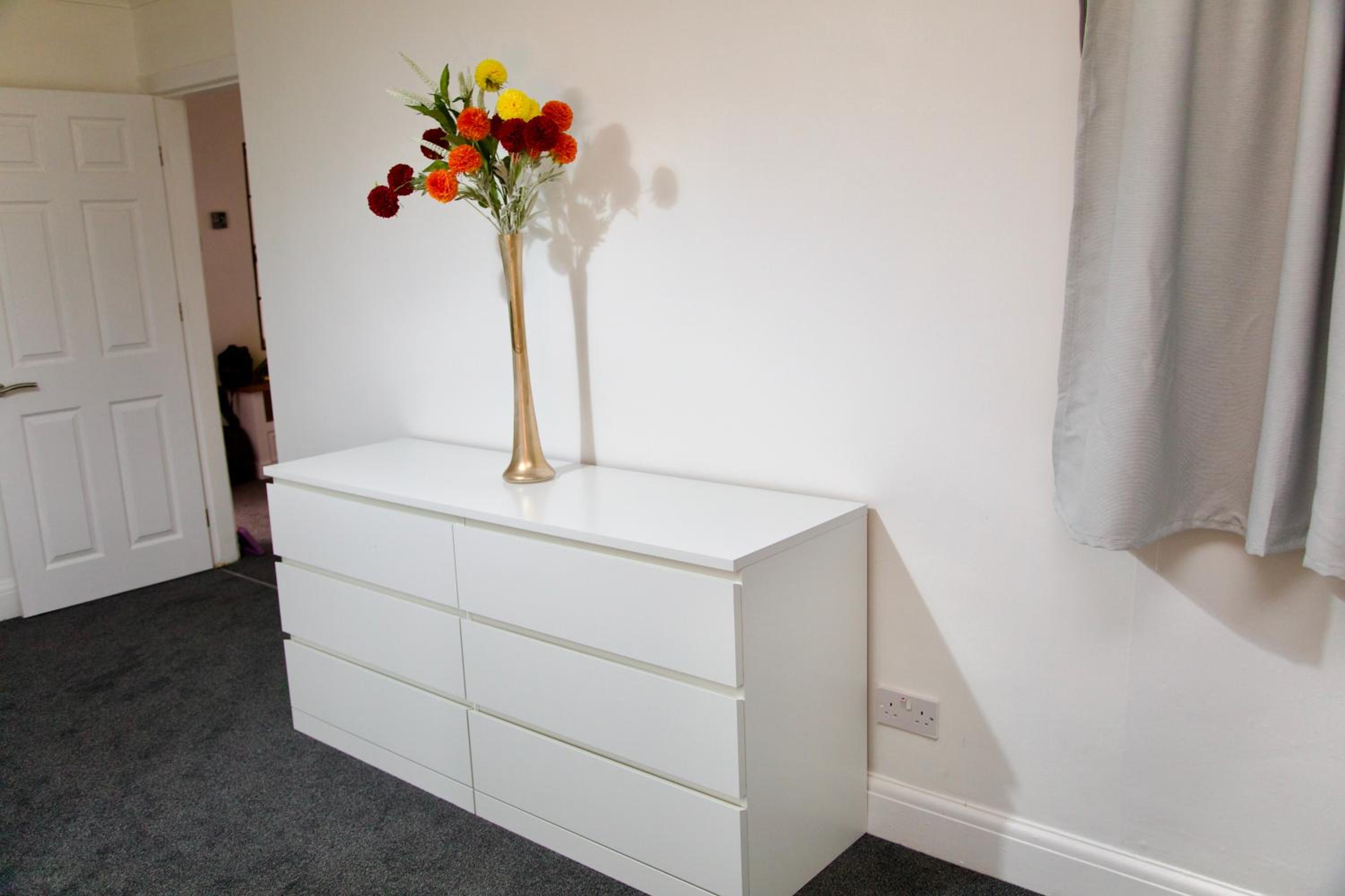 2 Bedroom Ground Floor Flat in Dartford with Free Parking - 20 minutes to London