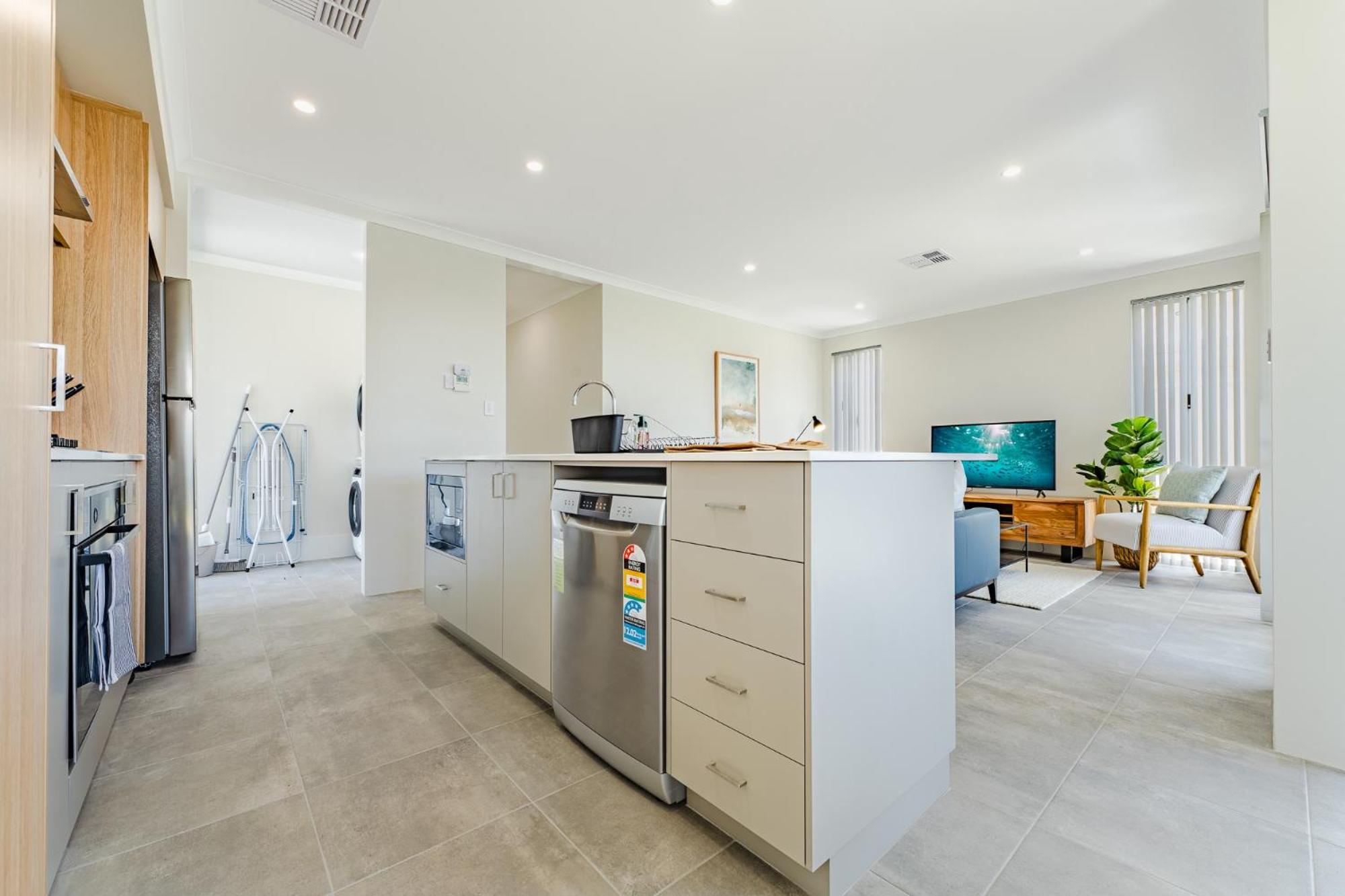 Bright & Airy 3-Bed House Near Rockingham Beach