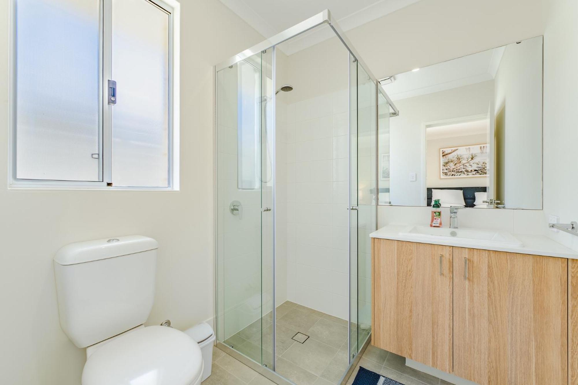 Bright & Airy 3-Bed House Near Rockingham Beach