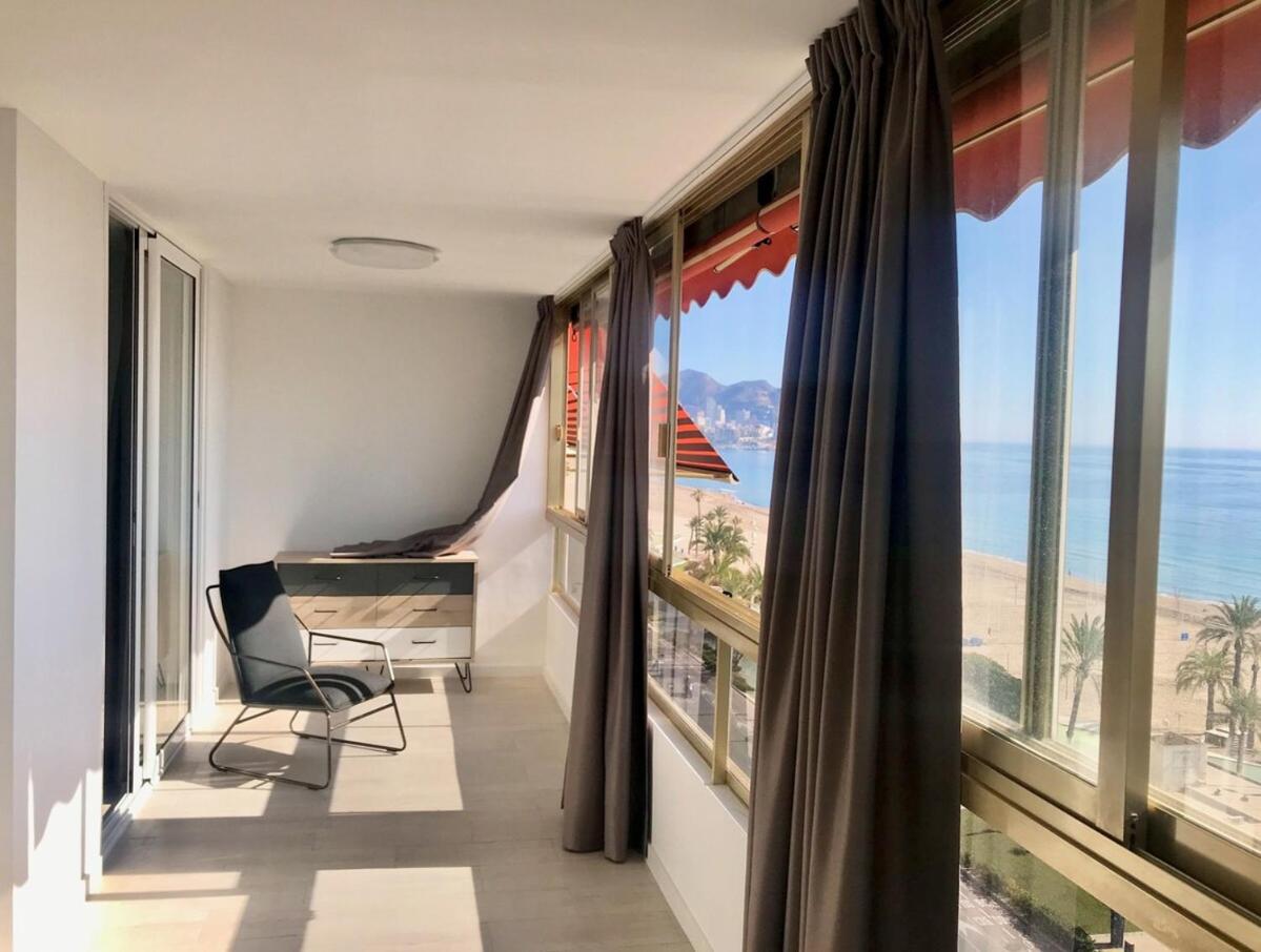 Apartamento ensueño 1a linea playa poniente 6 PAX parking wifi y AC