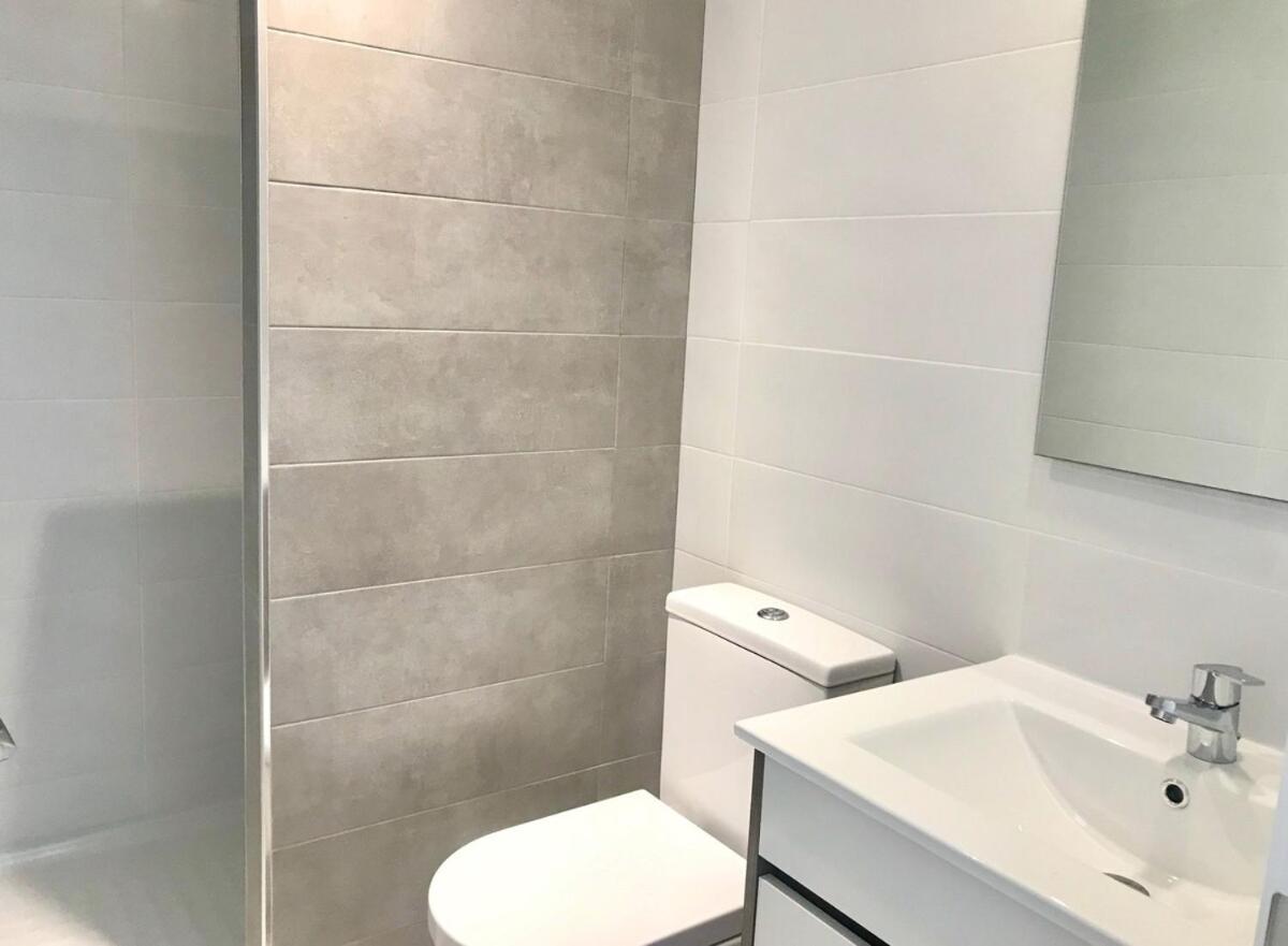 Apartamento ensueño 1a linea playa poniente 6 PAX parking wifi y AC