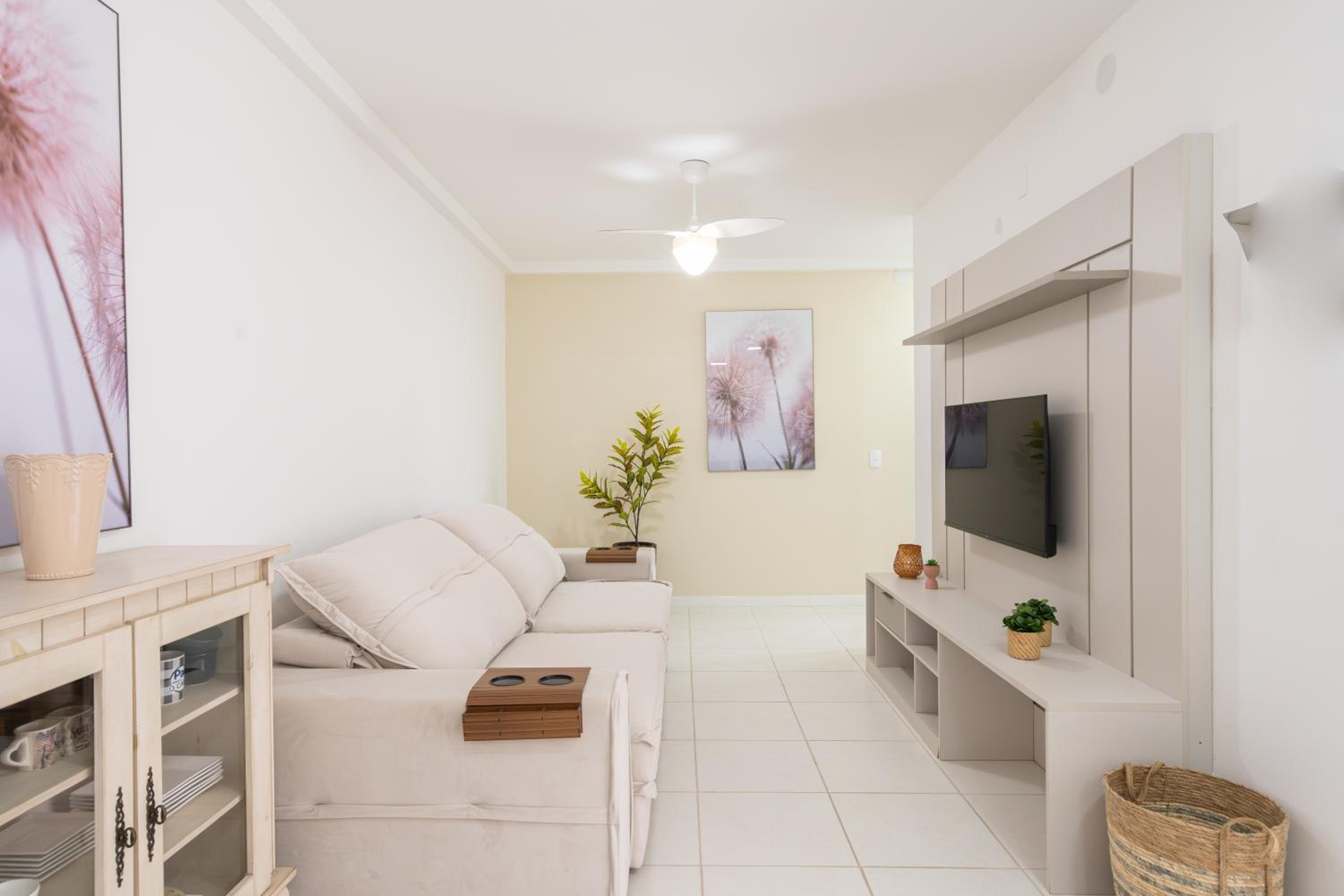 Apartamentos a 150 M DA PRAIA com SACADA, WI-FI, PISCINA, PORTARIA 24h, PLAYGROUND e vaga de GARAGEM