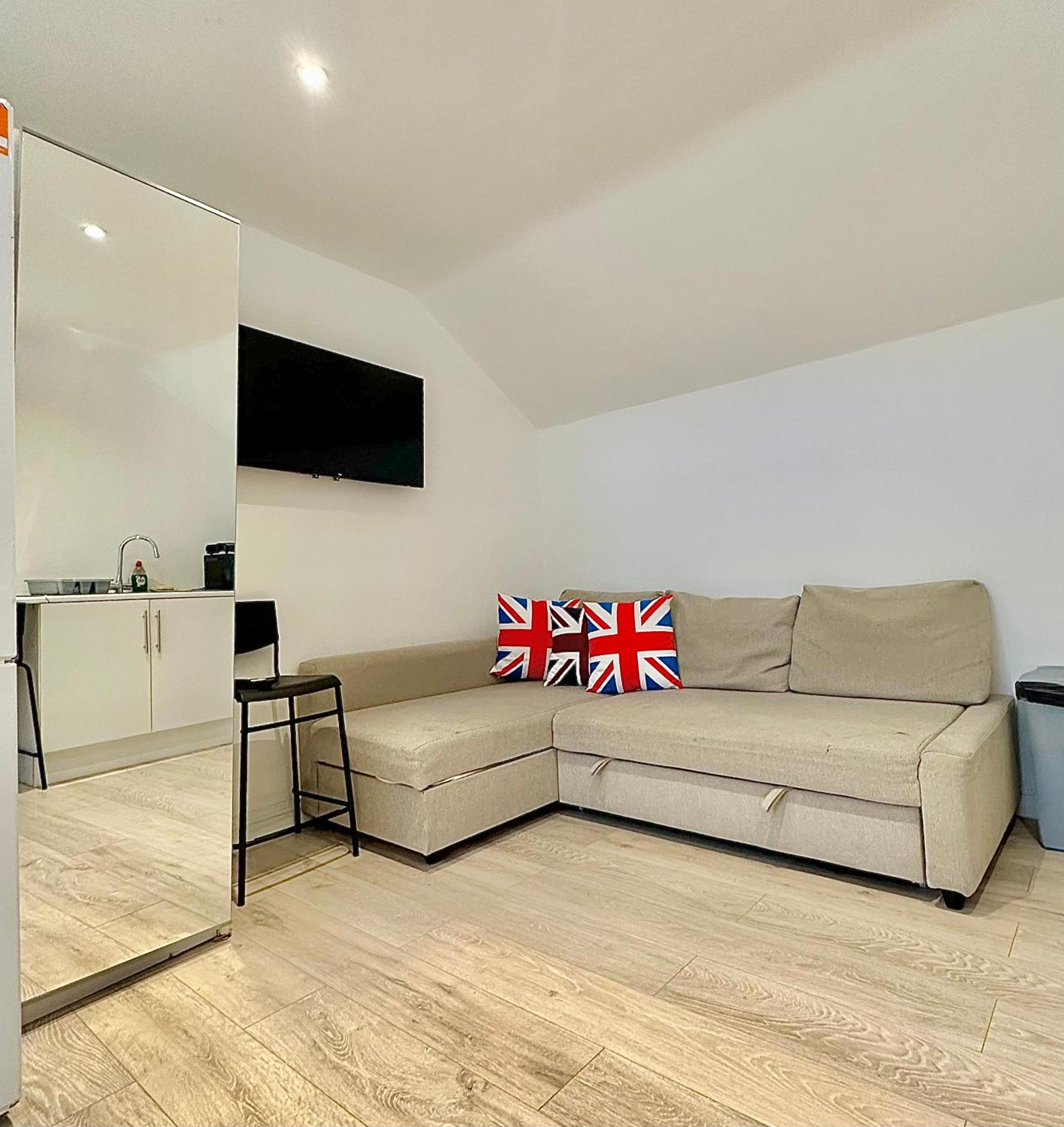 Flat C Garratt Lane