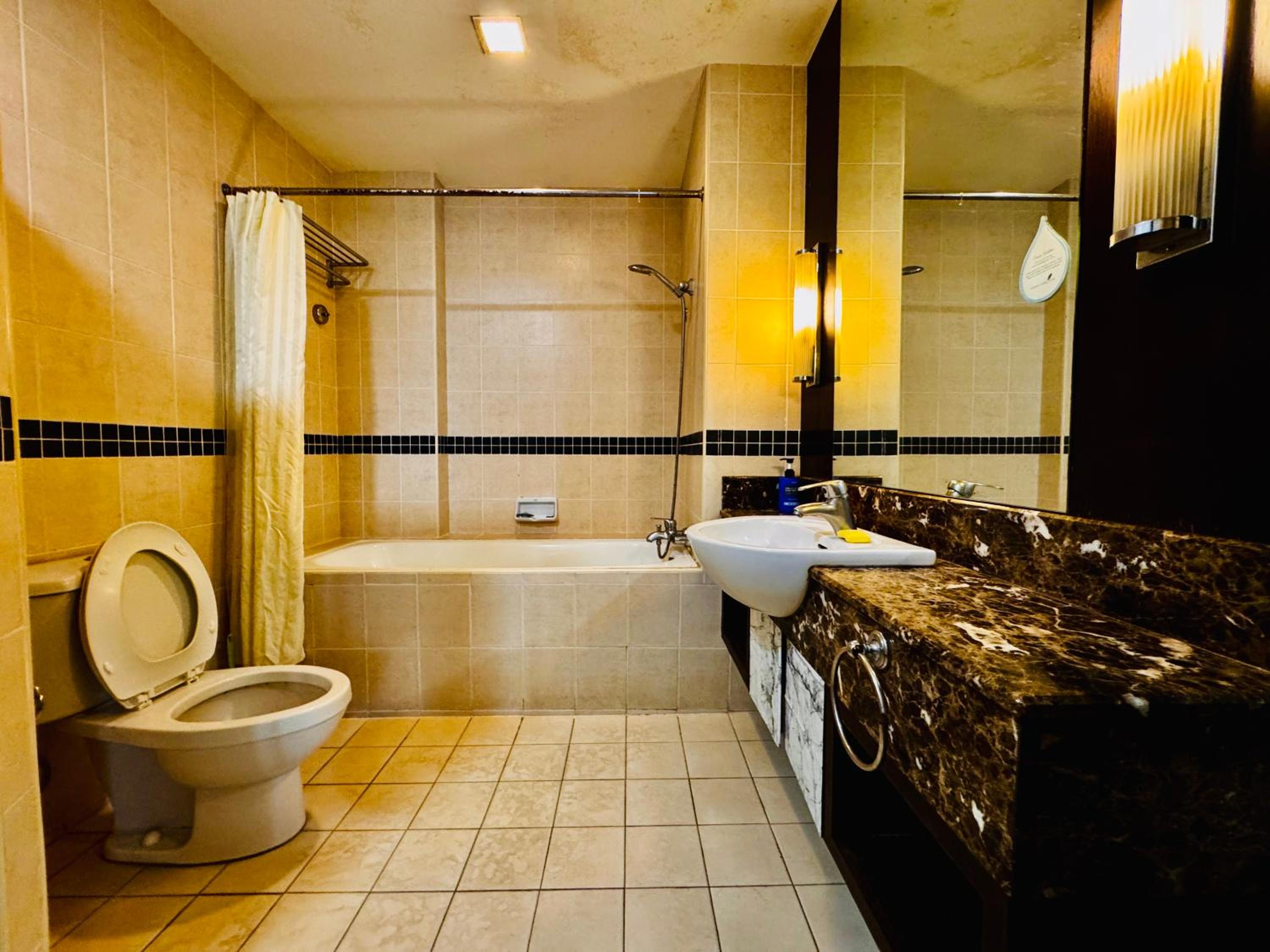 126 Bukit Ceylon 5 minutes KLCC Jalan Alor Pavilion Bukit Bintang 2R2B 8Pax