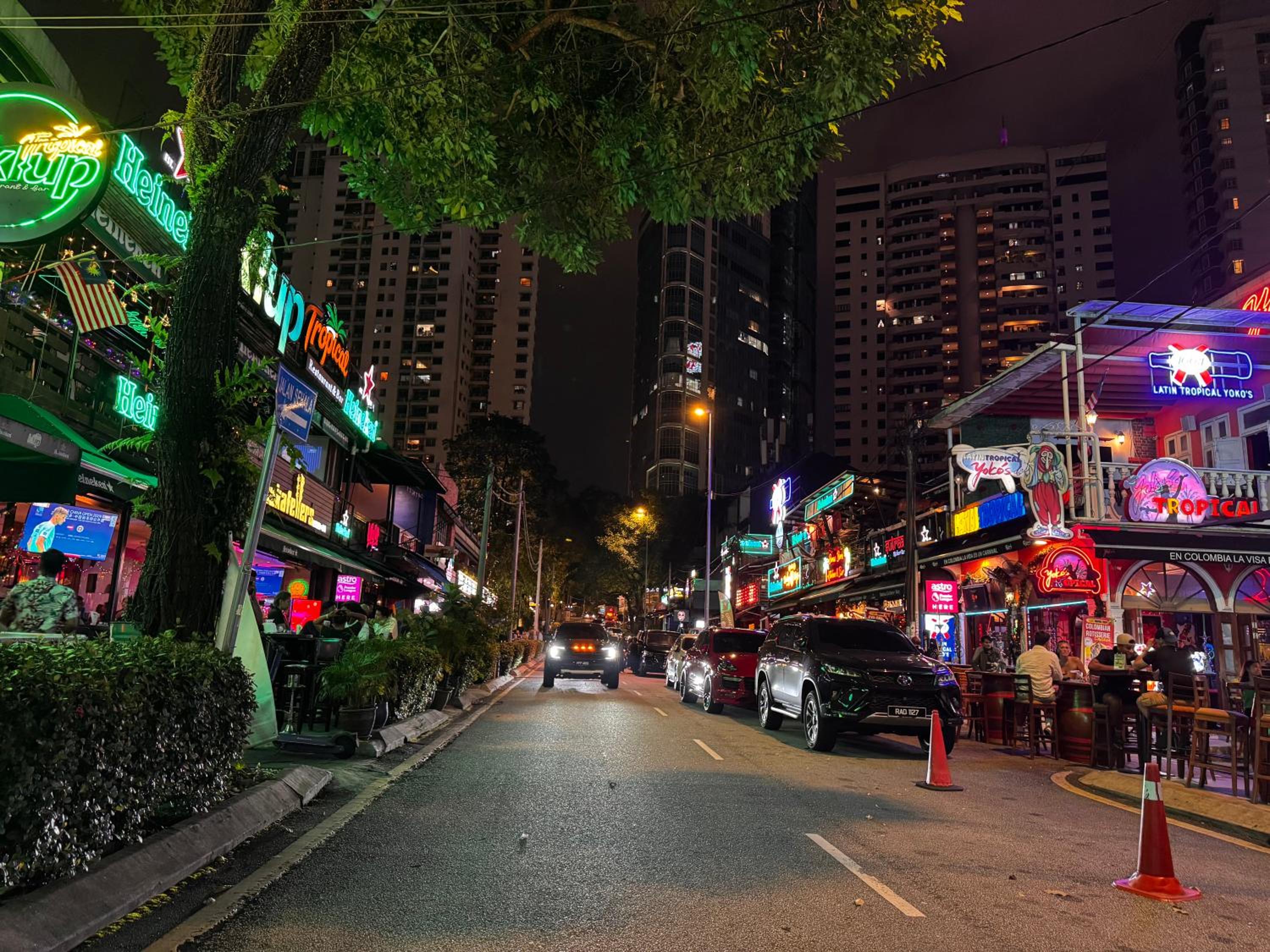 126 Bukit Ceylon 5 minutes KLCC Jalan Alor Pavilion Bukit Bintang 2R2B 8Pax