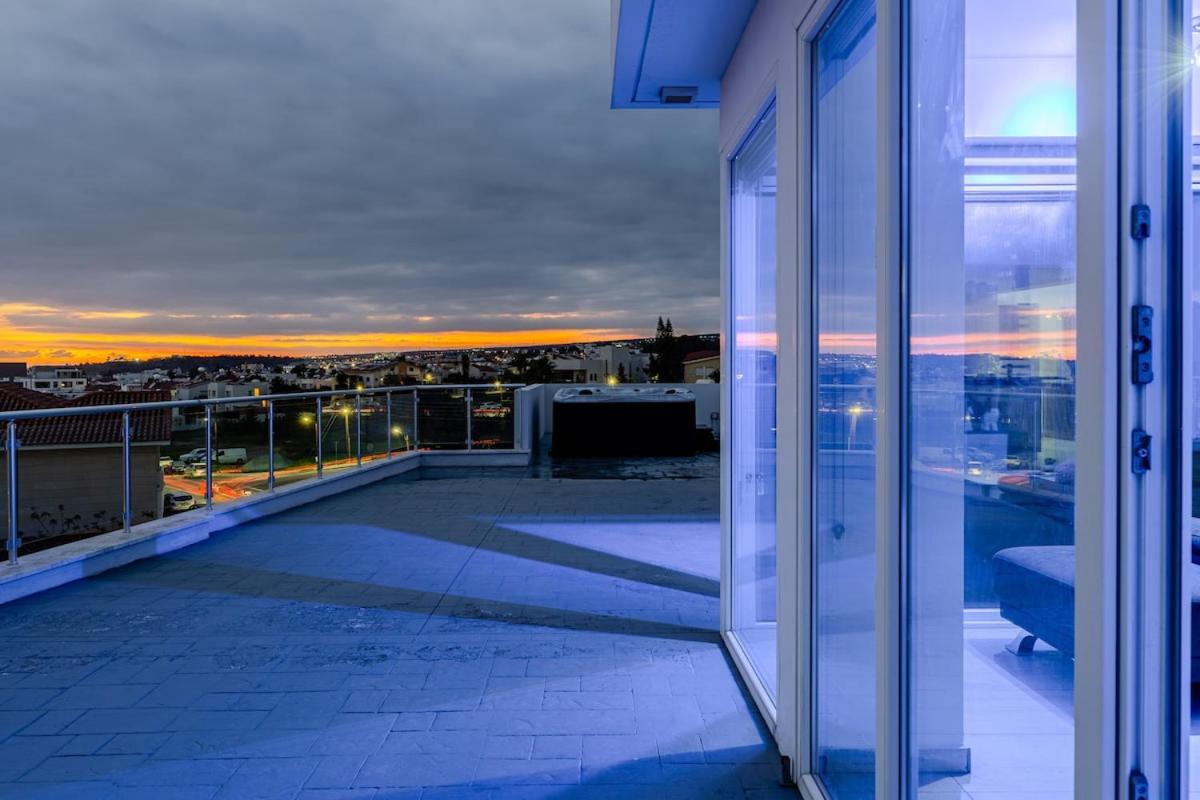Penthouse with outdoor hottub
