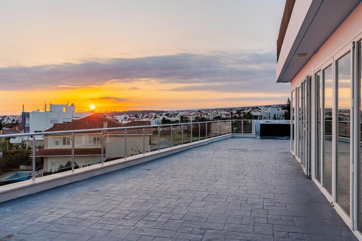 Penthouse with outdoor hottub