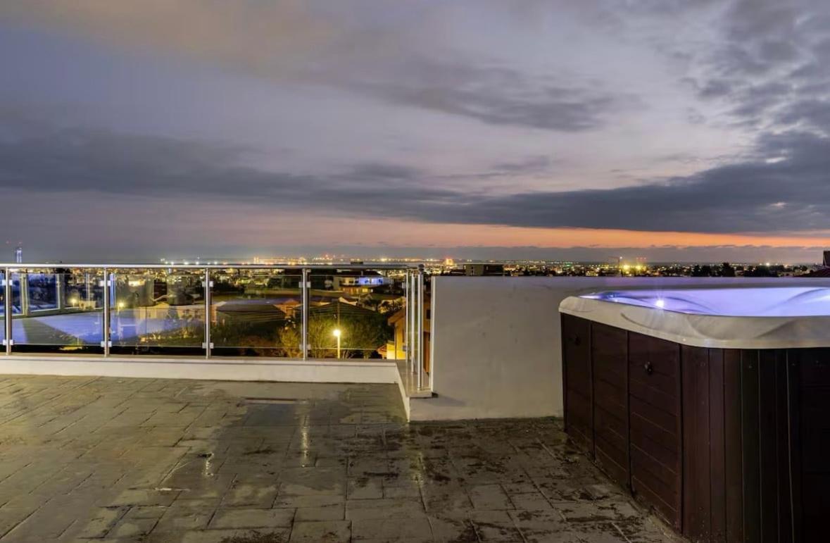 Penthouse with outdoor hottub