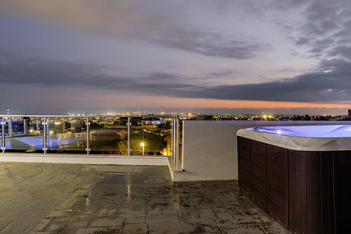 Penthouse with outdoor hottub