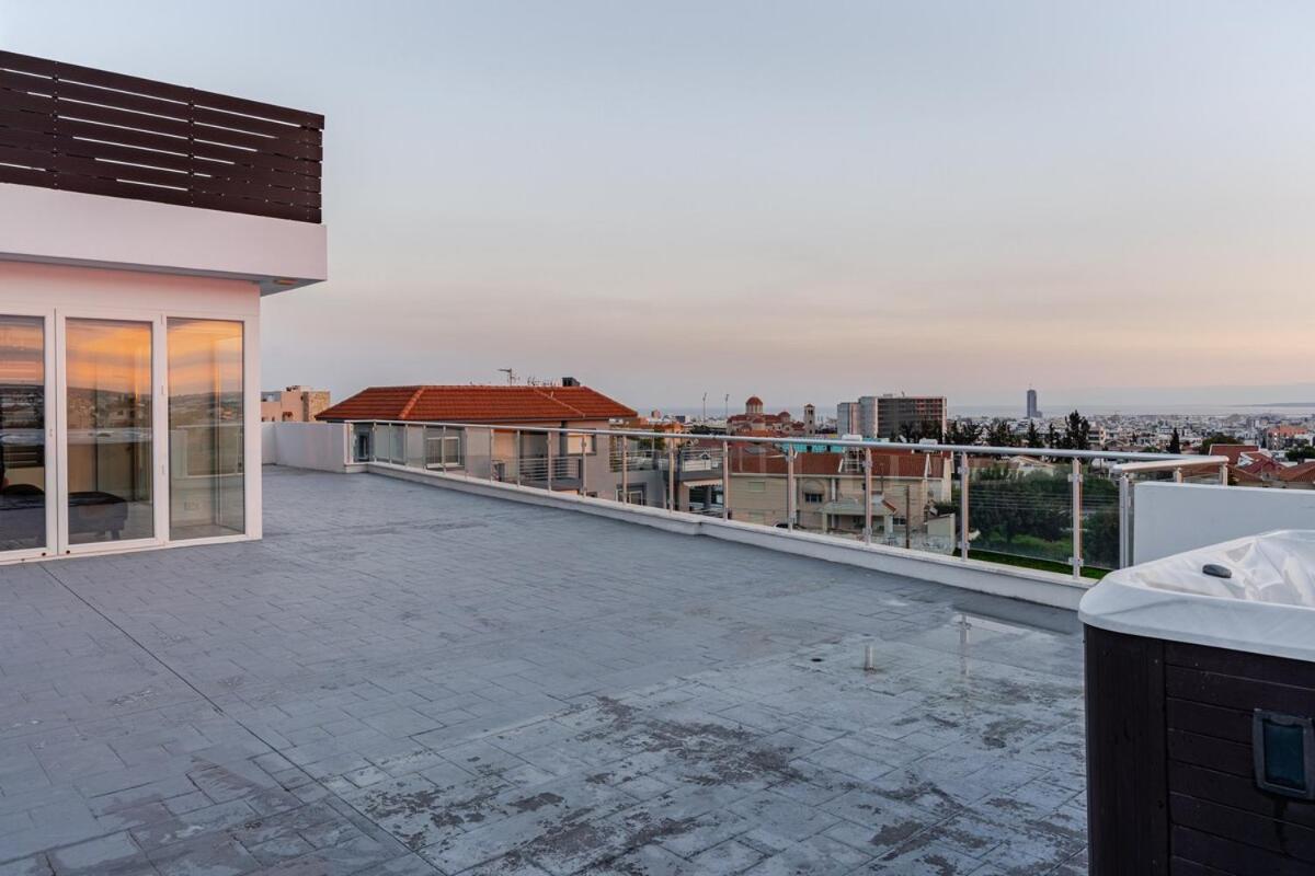 Penthouse with outdoor hottub