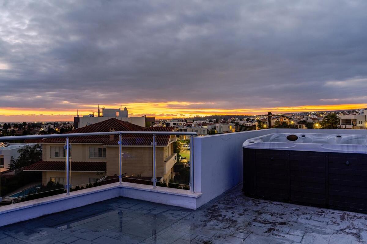 Penthouse with outdoor hottub