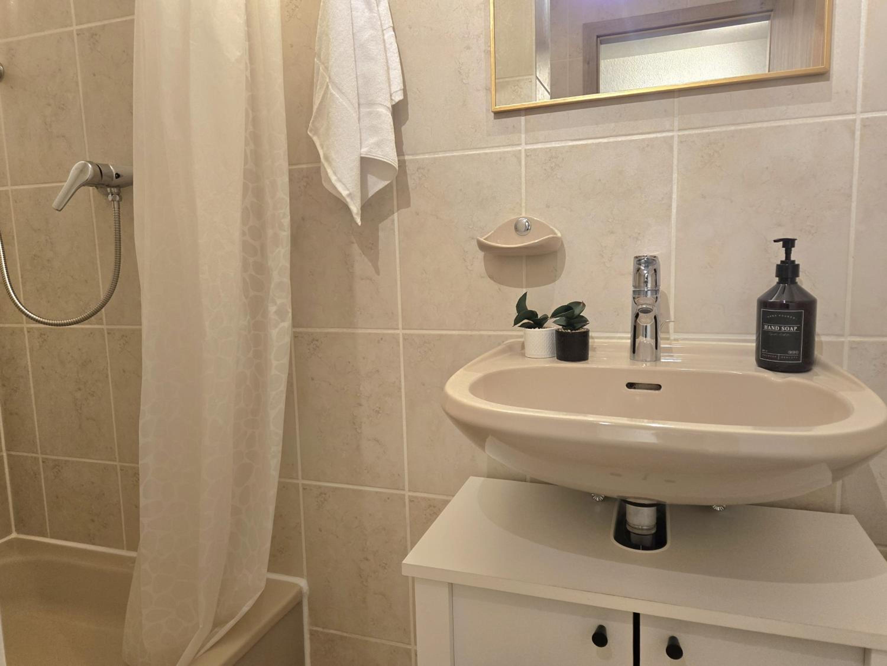 Holiday&Stay, City Apartment, Küche, 85Zoll TV, WLAN