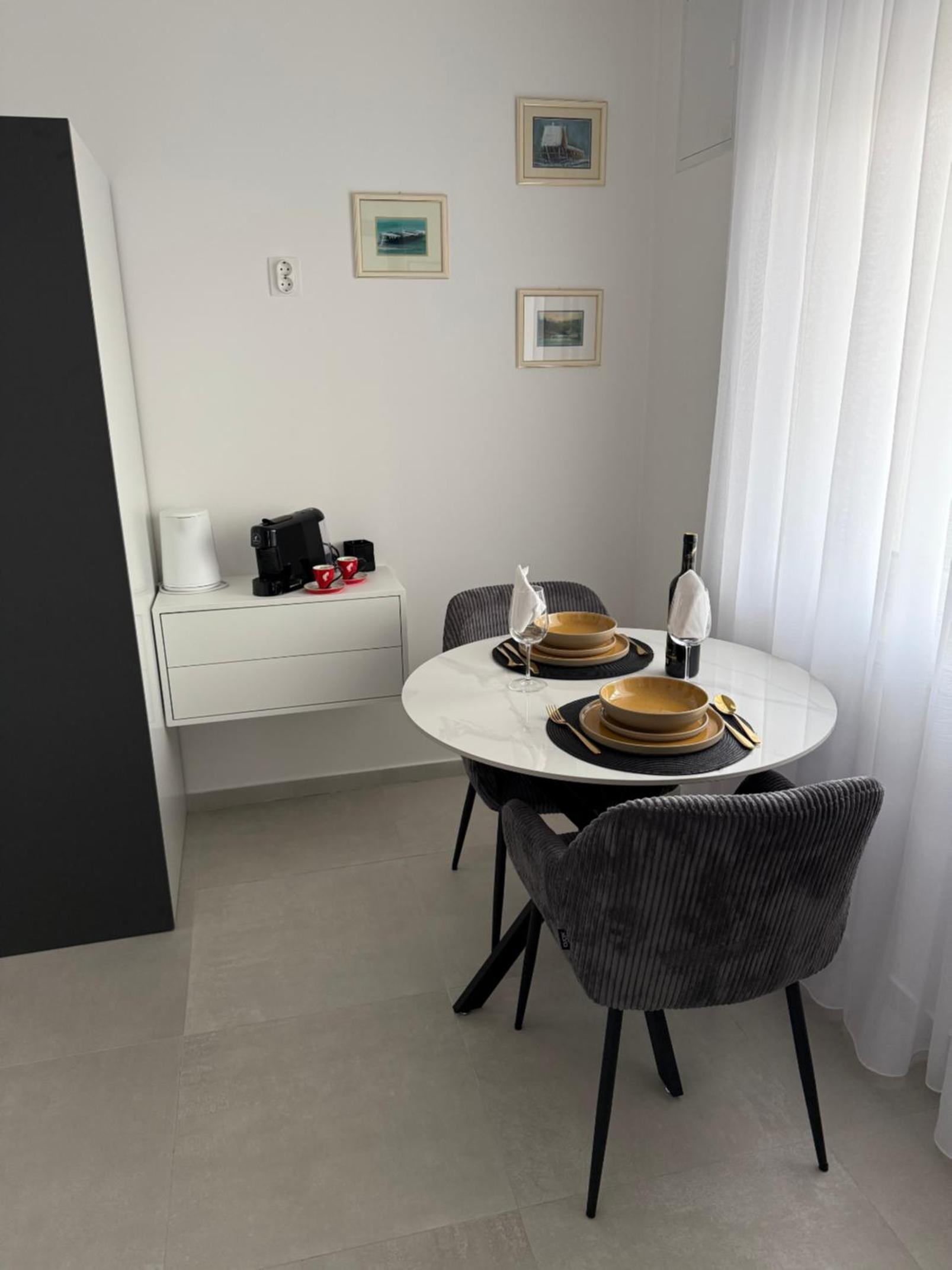 Dalma Pro Apartments - Cozy Studio & Spacious One-Bedroom Apartment - Self Check-in