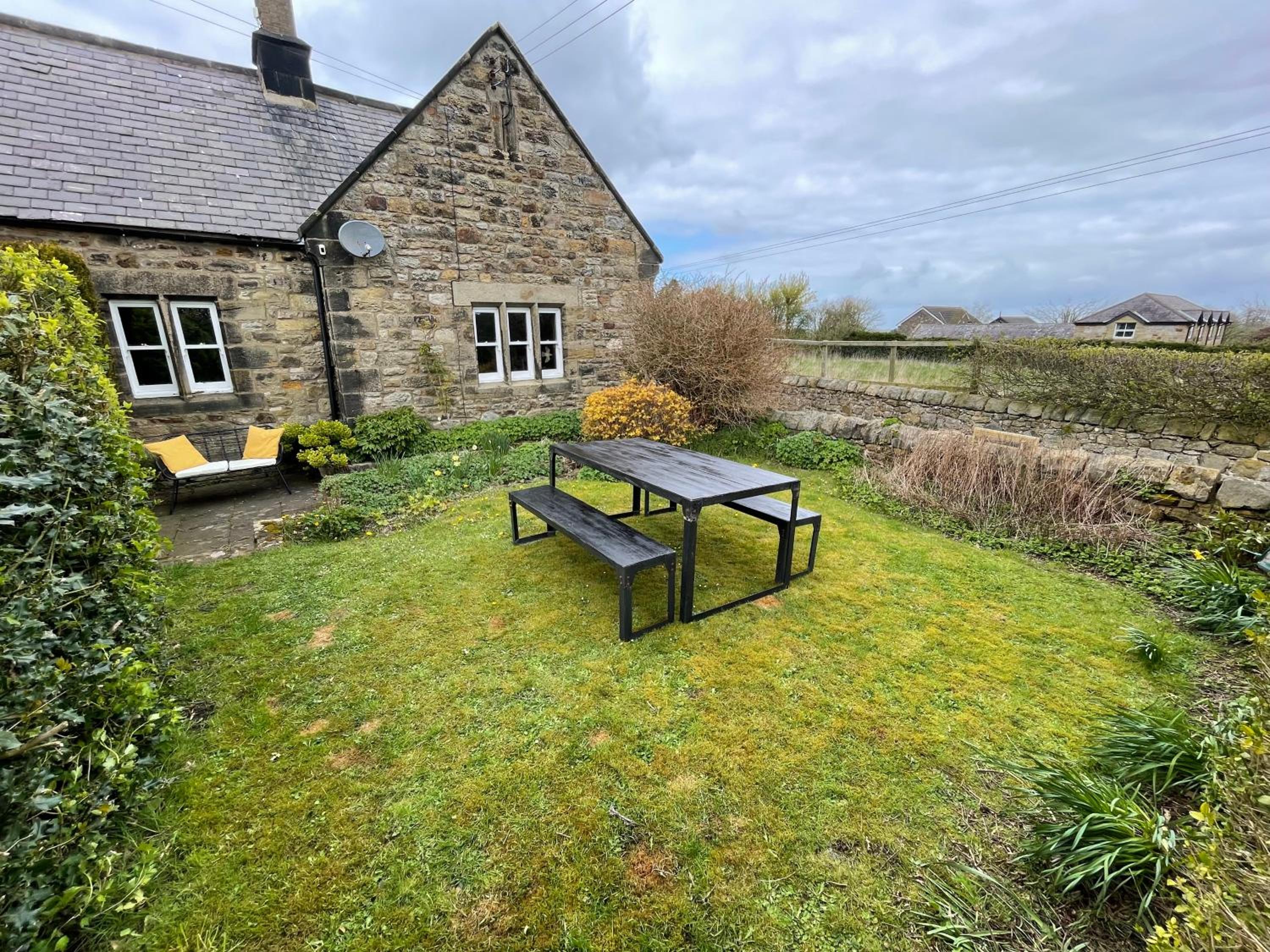WOOL COTTAGE - Cosy Cottage Retreat with Log Fire & Tranquillity in Shilbottle