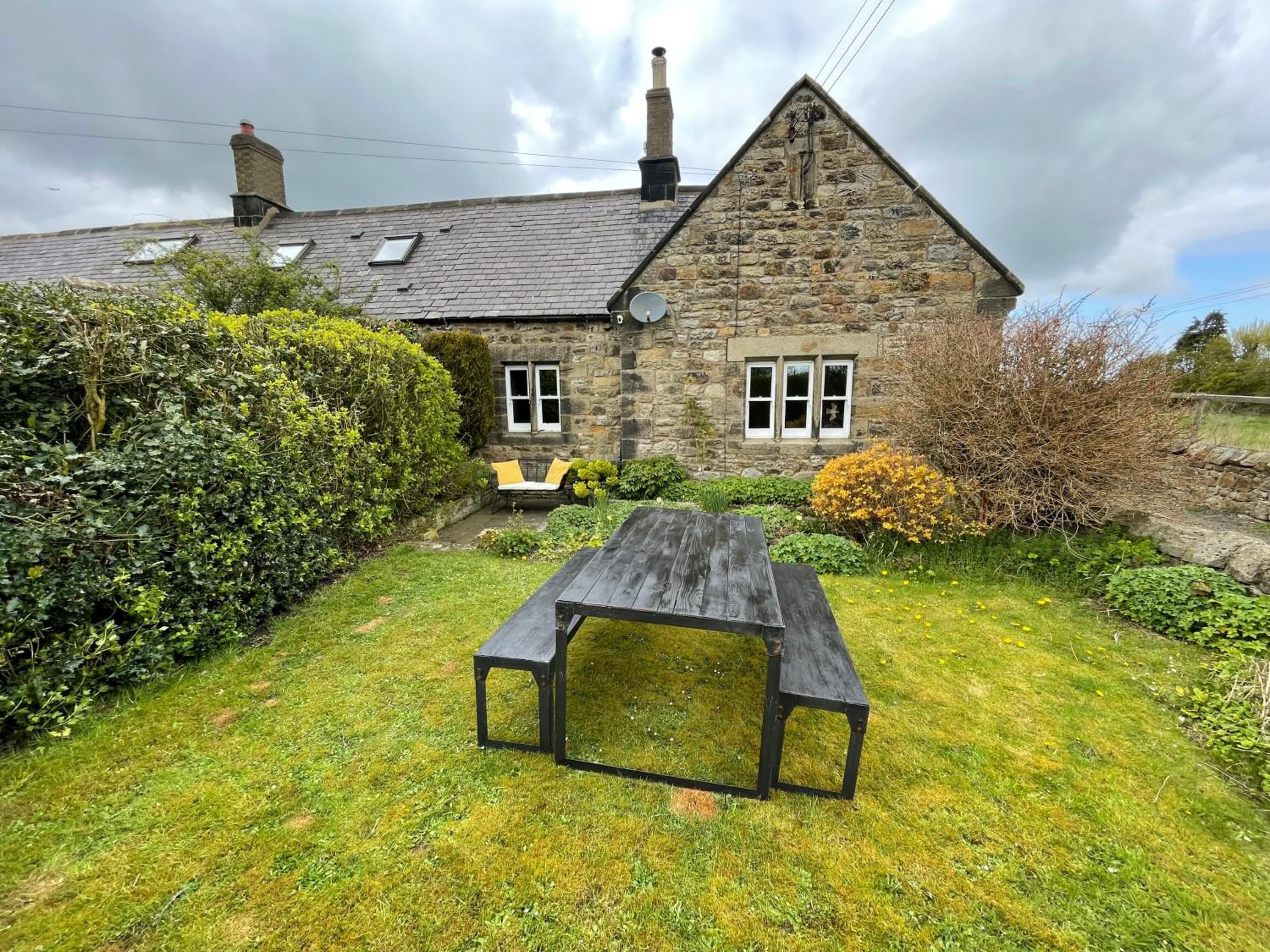 WOOL COTTAGE - Cosy Cottage Retreat with Log Fire & Tranquillity in Shilbottle