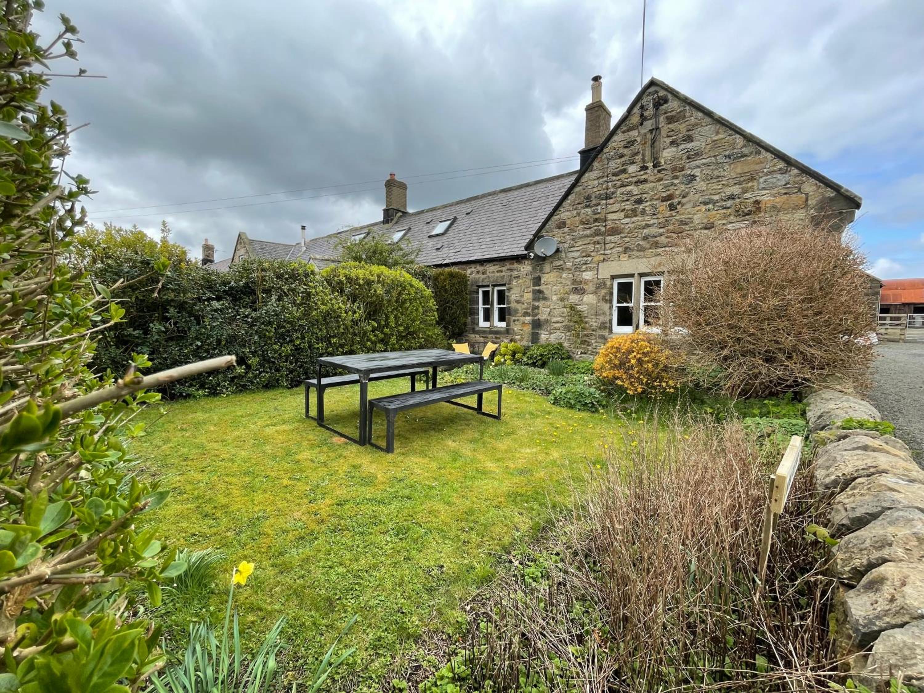 WOOL COTTAGE - Cosy Cottage Retreat with Log Fire & Tranquillity in Shilbottle