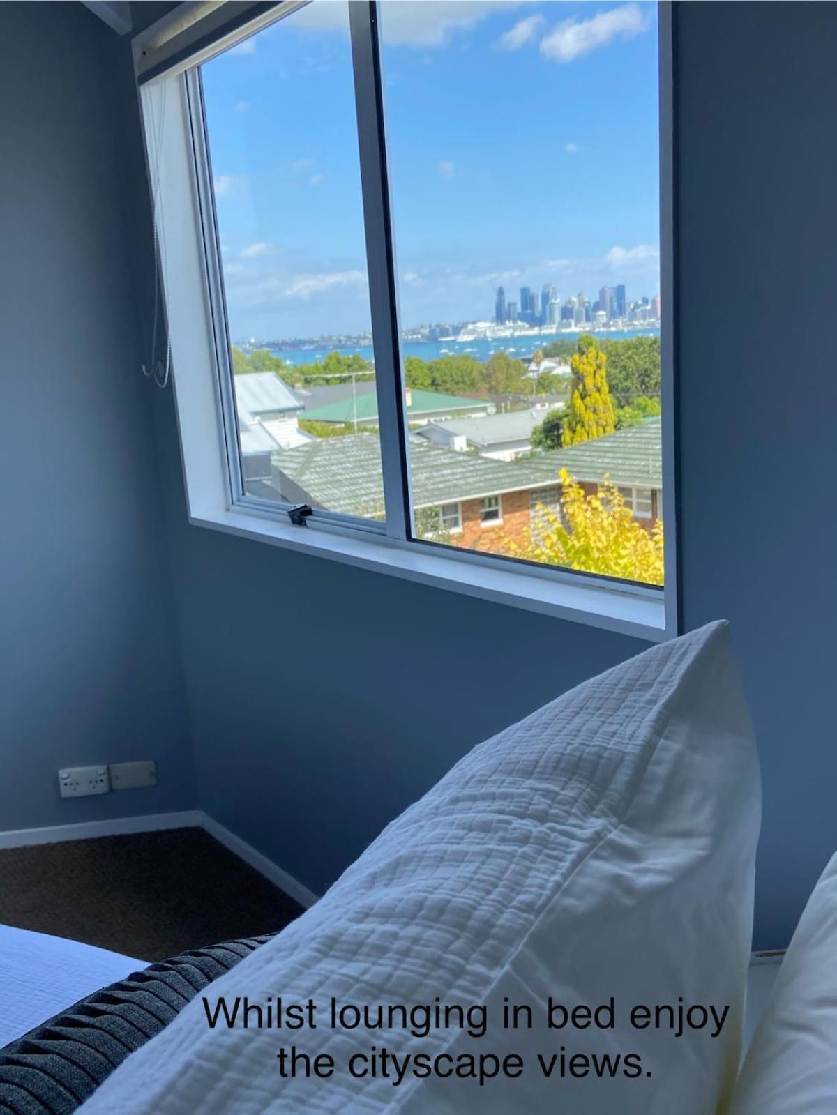 Modern apartment & harbour views