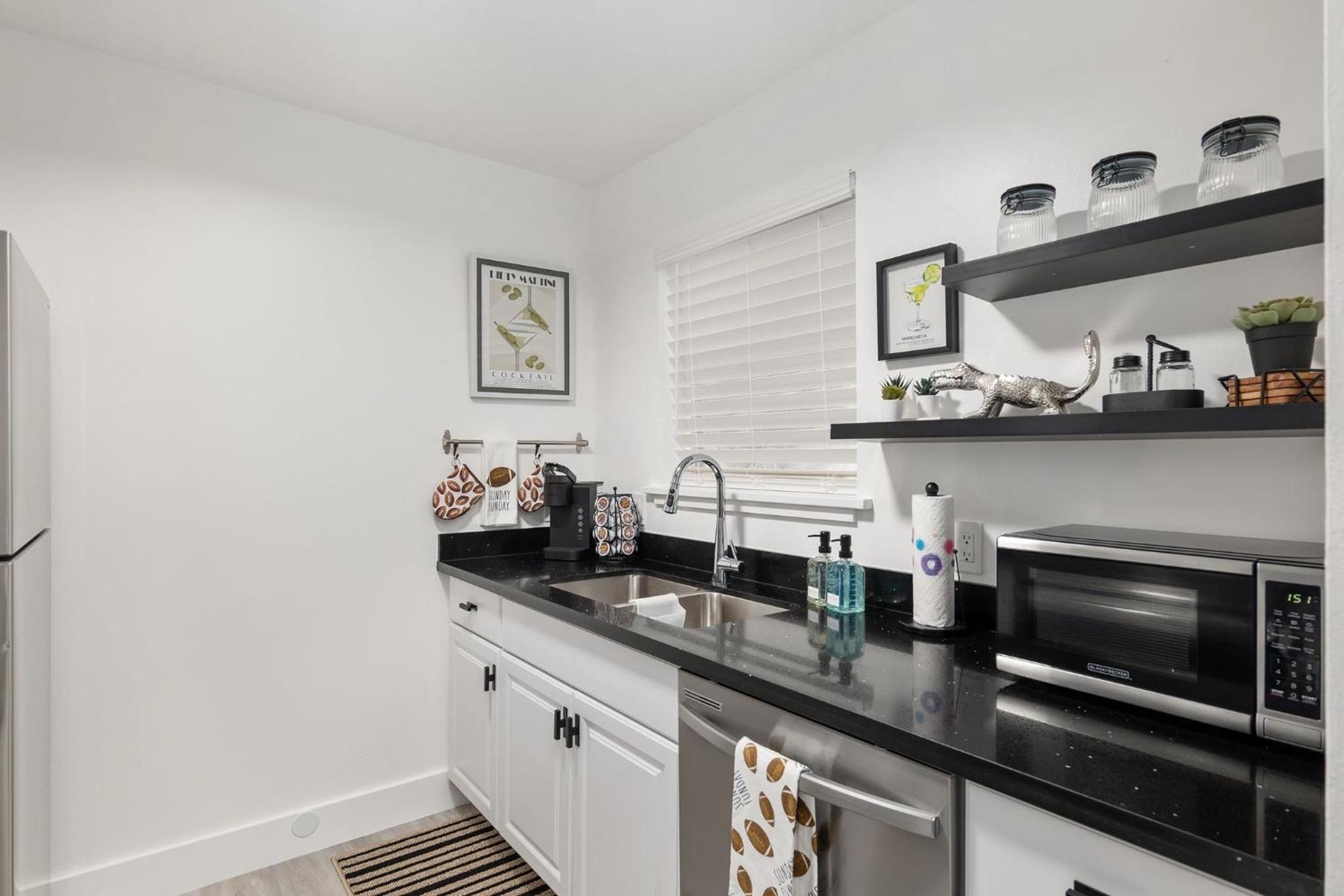Cozy UF Condo - Near Shands UF VA on Archer Road !