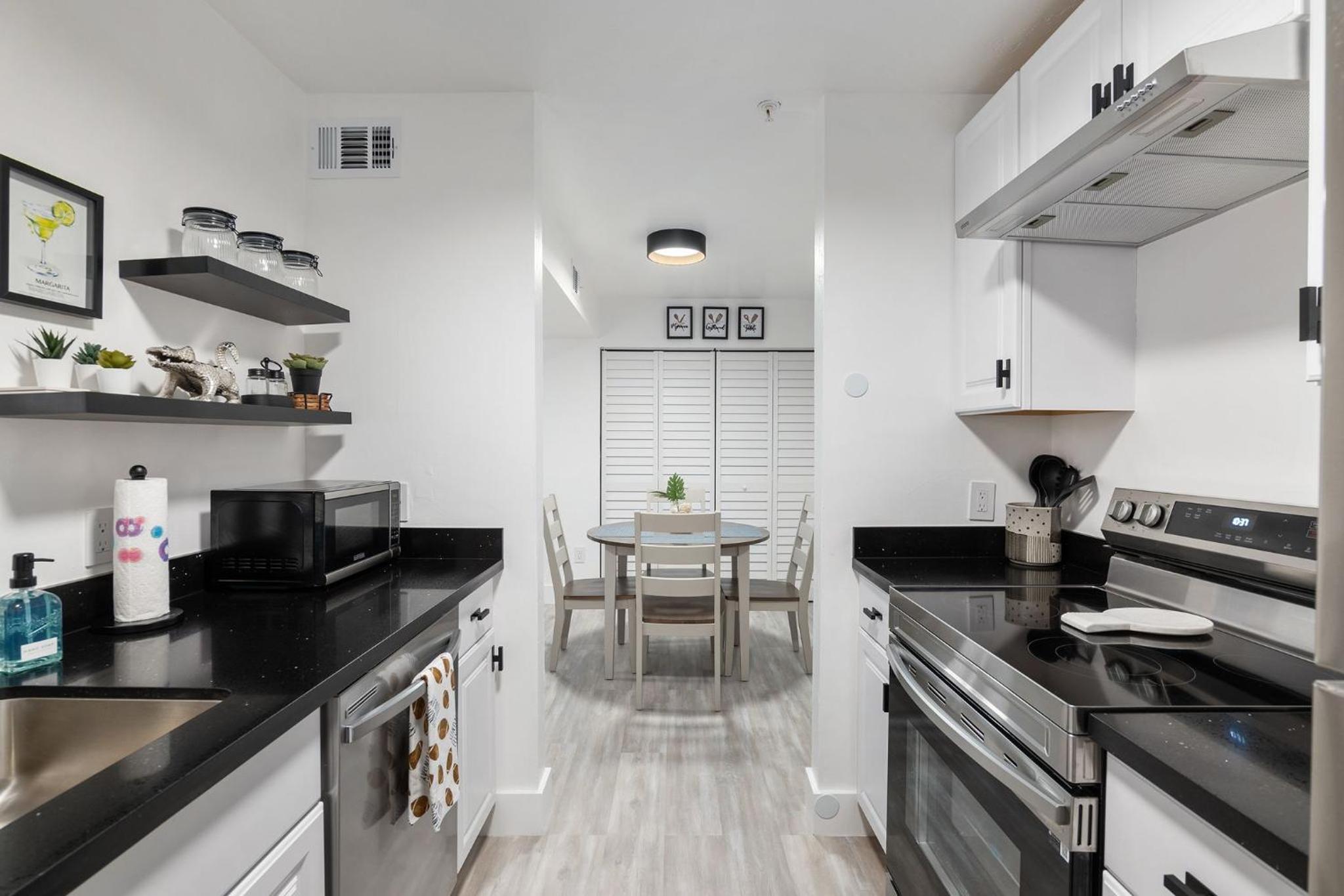 Cozy UF Condo - Near Shands UF VA on Archer Road !