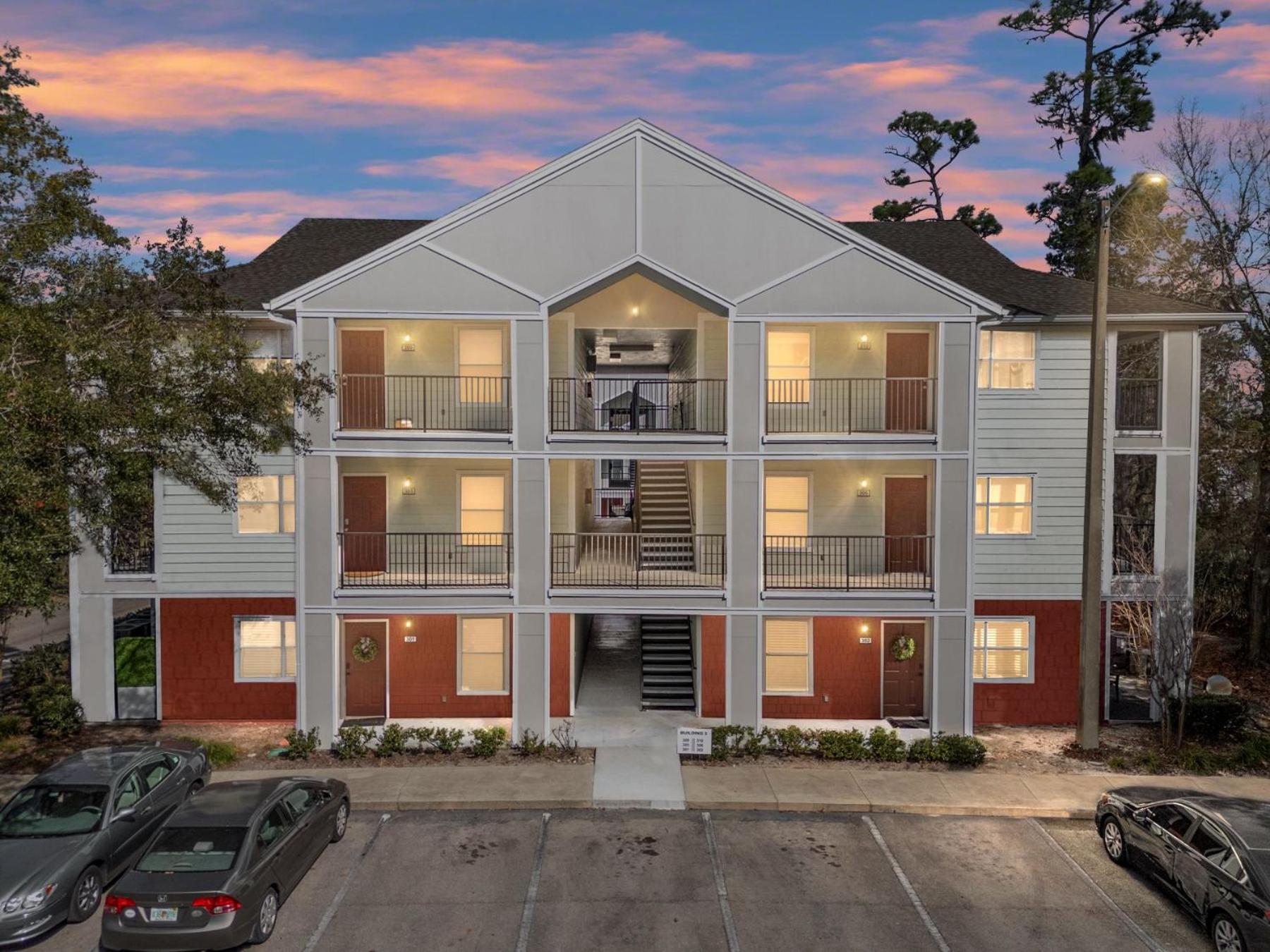 Cozy UF Condo - Near Shands UF VA on Archer Road !