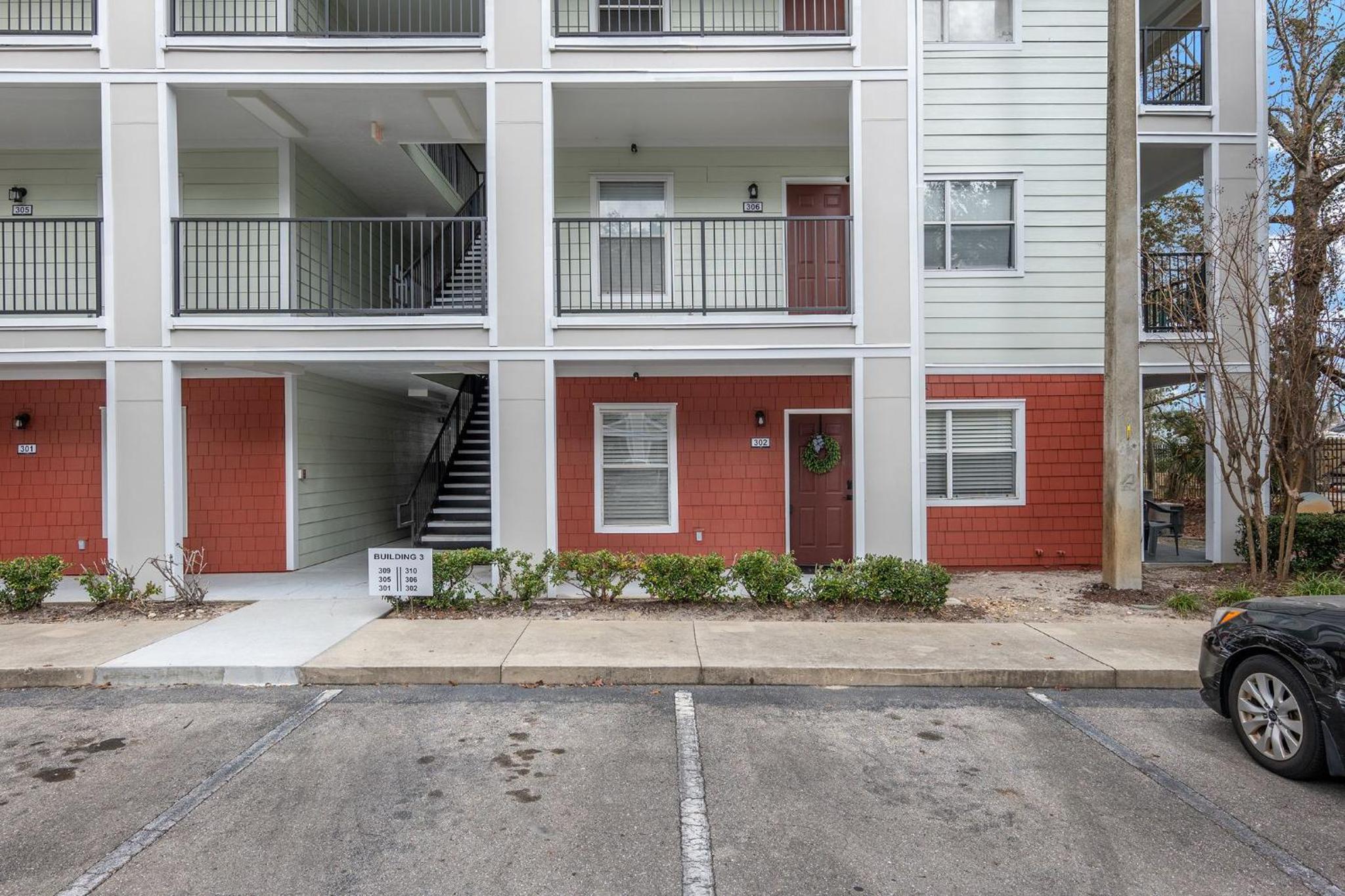 Cozy UF Condo - Near Shands UF VA on Archer Road !