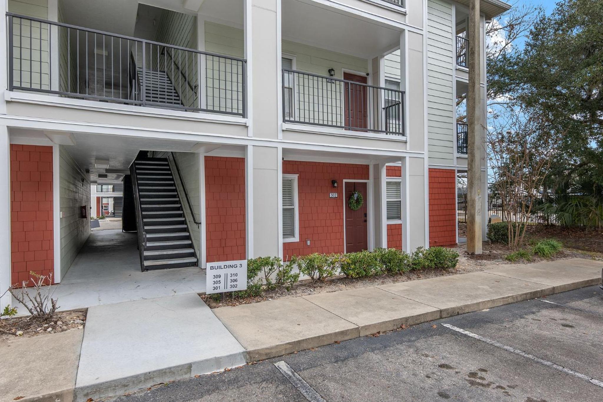 Cozy UF Condo - Near Shands UF VA on Archer Road !