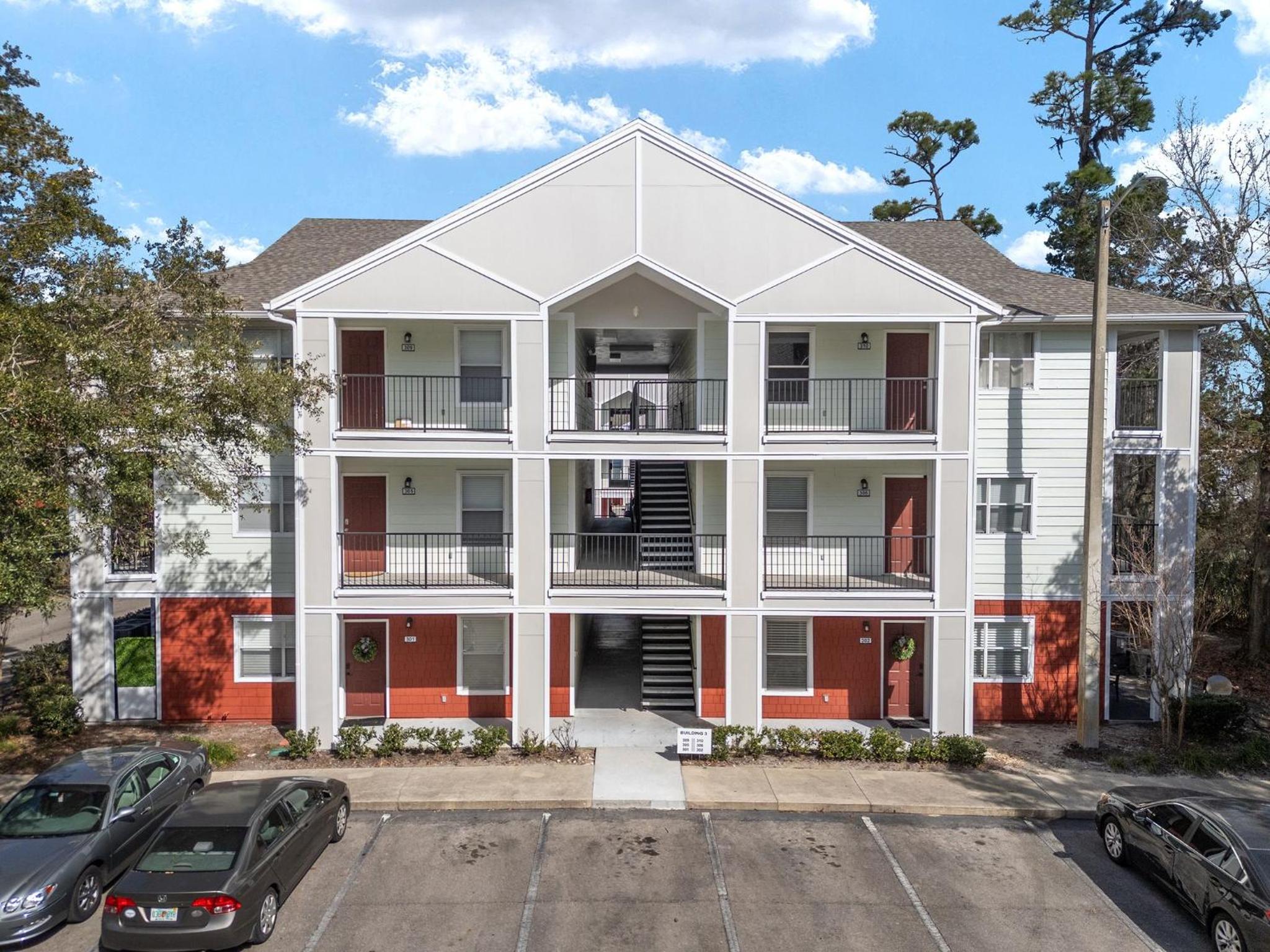 Cozy UF Condo - Near Shands UF VA on Archer Road !