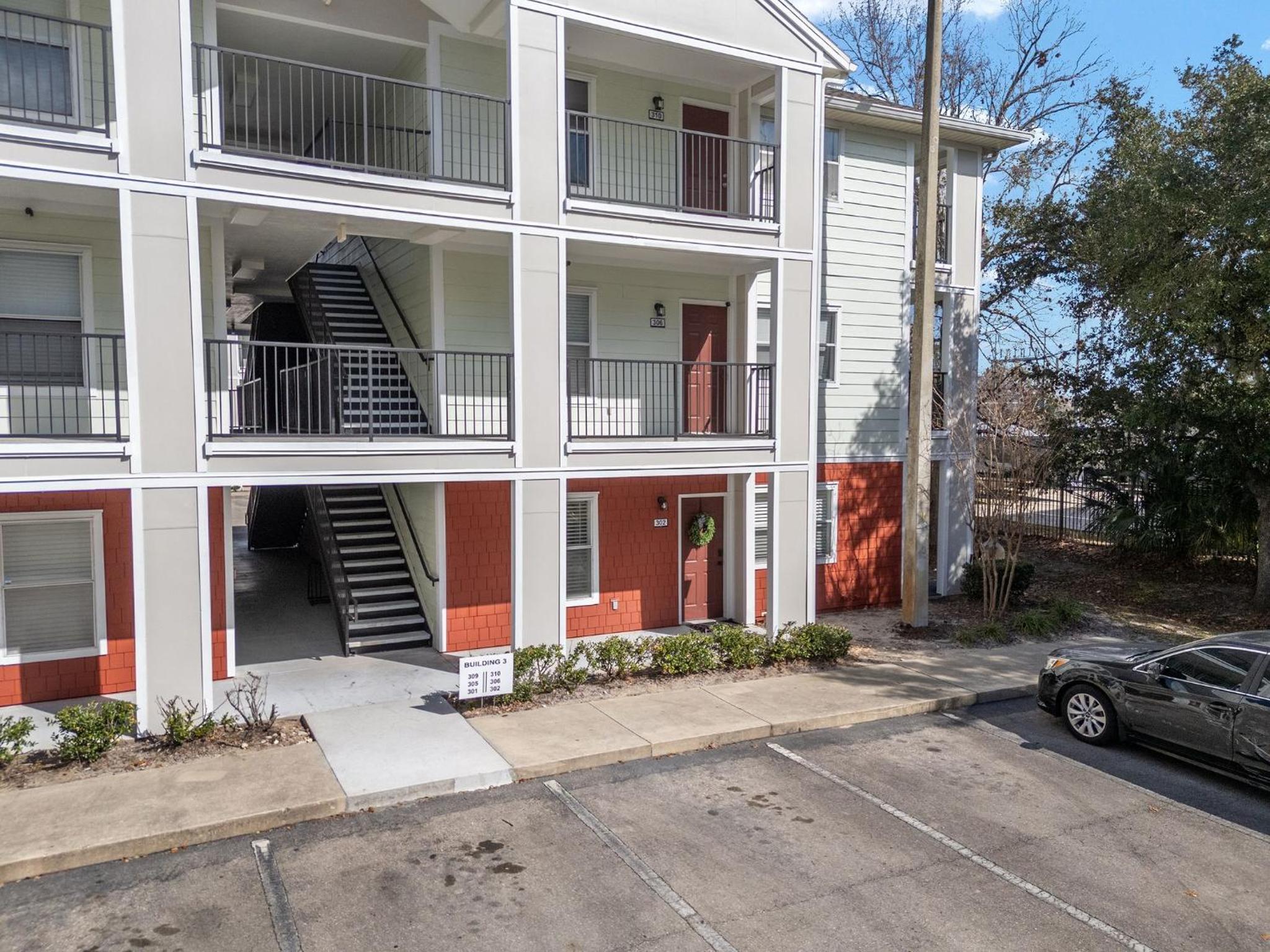 Cozy UF Condo - Near Shands UF VA on Archer Road !