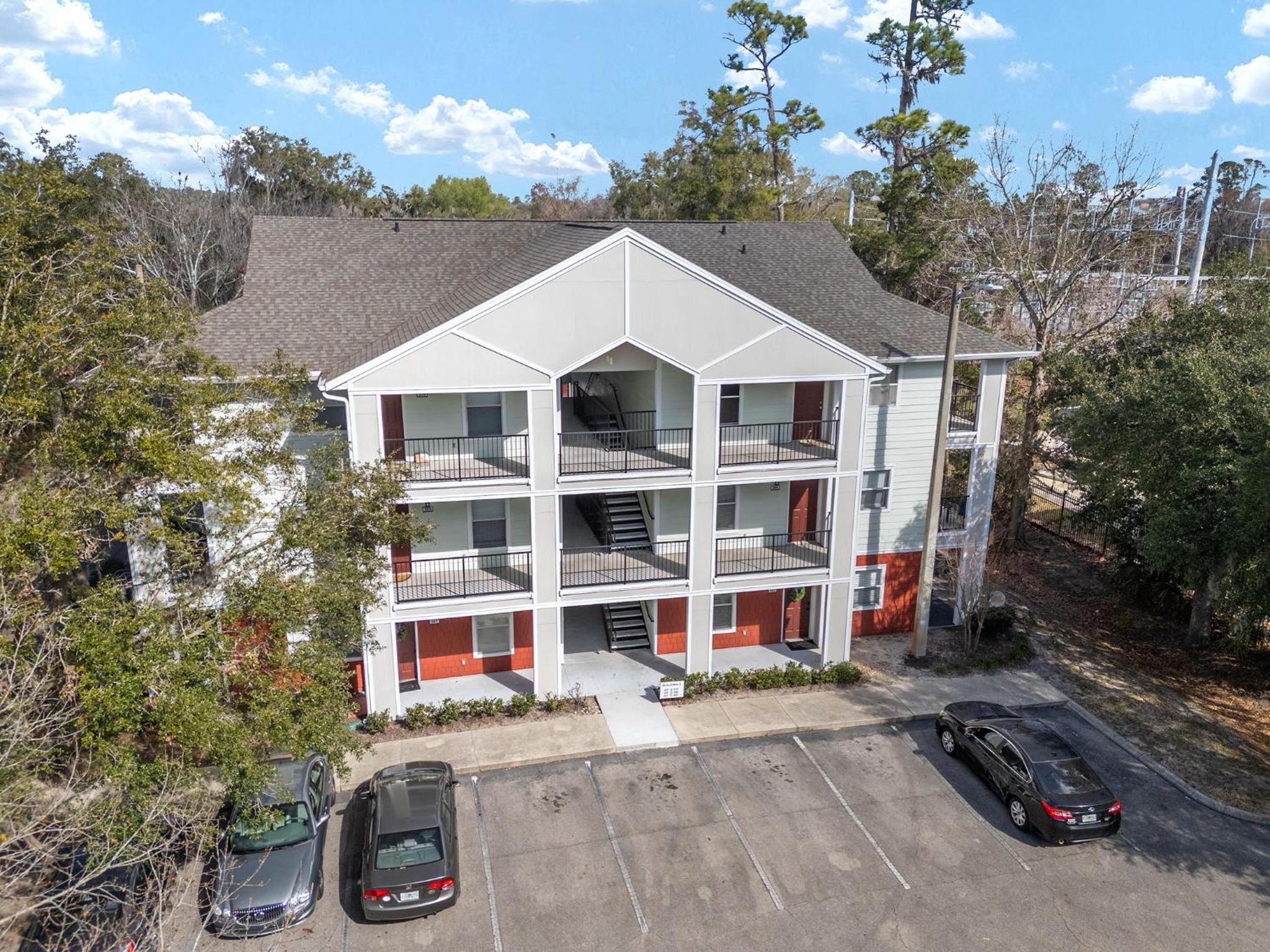 Cozy UF Condo - Near Shands UF VA on Archer Road !