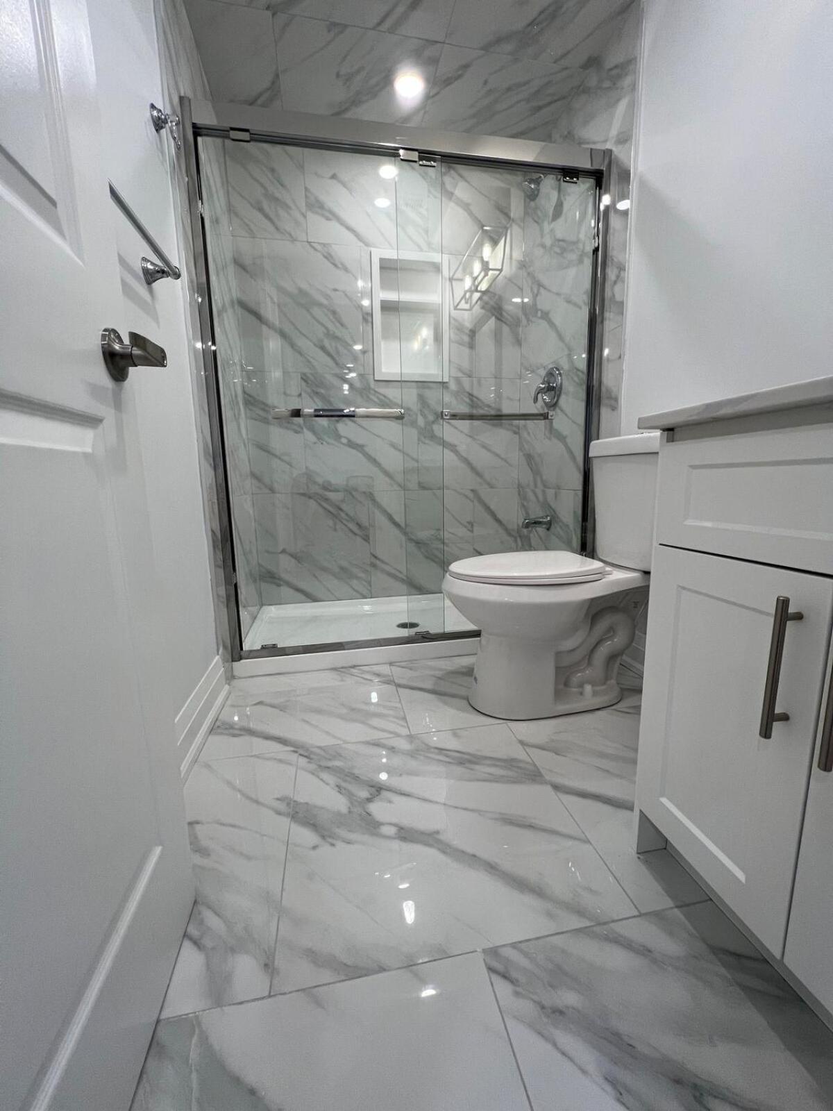 Cozy 2 Bedrooms Modern Basement Suite with Private entrance, Kitchen and parking