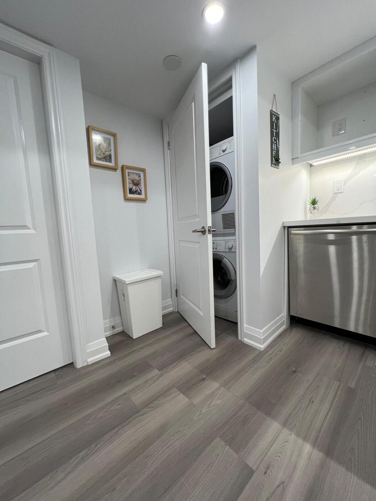 Cozy 2 Bedrooms Modern Basement Suite with Private entrance, Kitchen and parking