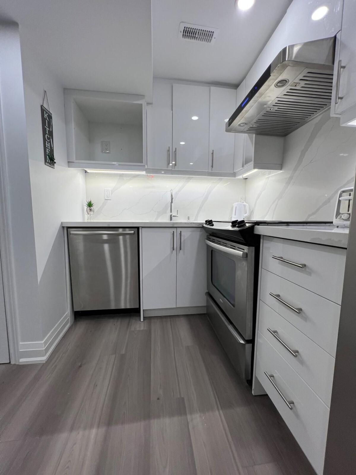 Cozy 2 Bedrooms Modern Basement Suite with Private entrance, Kitchen and parking