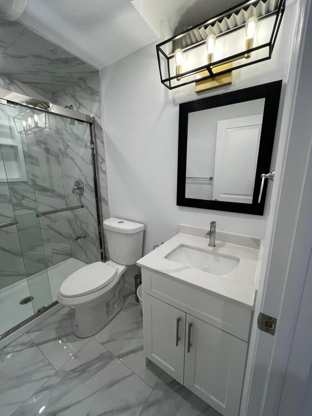 Cozy 2 Bedrooms Modern Basement Suite with Private entrance, Kitchen and parking