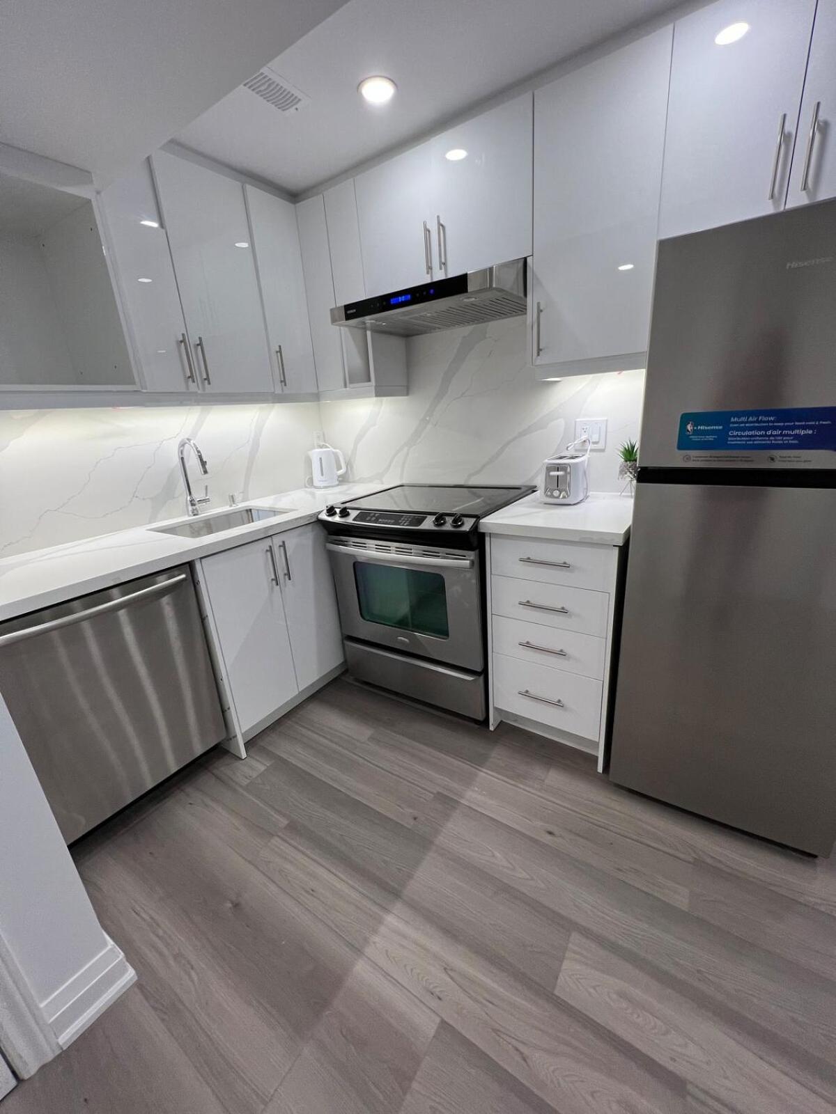 Cozy 2 Bedrooms Modern Basement Suite with Private entrance, Kitchen and parking