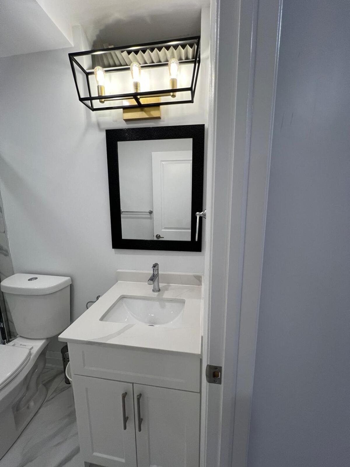 Cozy 2 Bedrooms Modern Basement Suite with Private entrance, Kitchen and parking