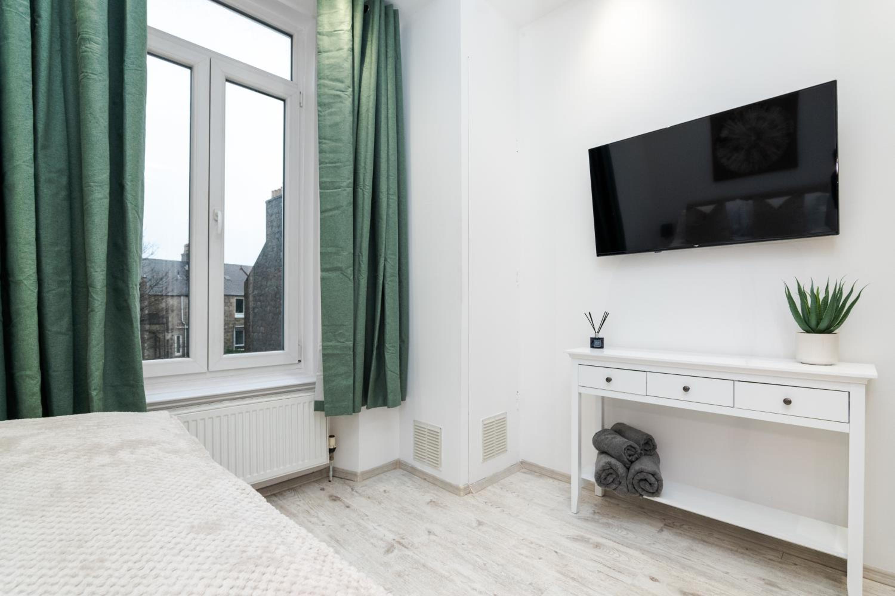 Luxury-1 Bed-Apartment-by Holiday Homes