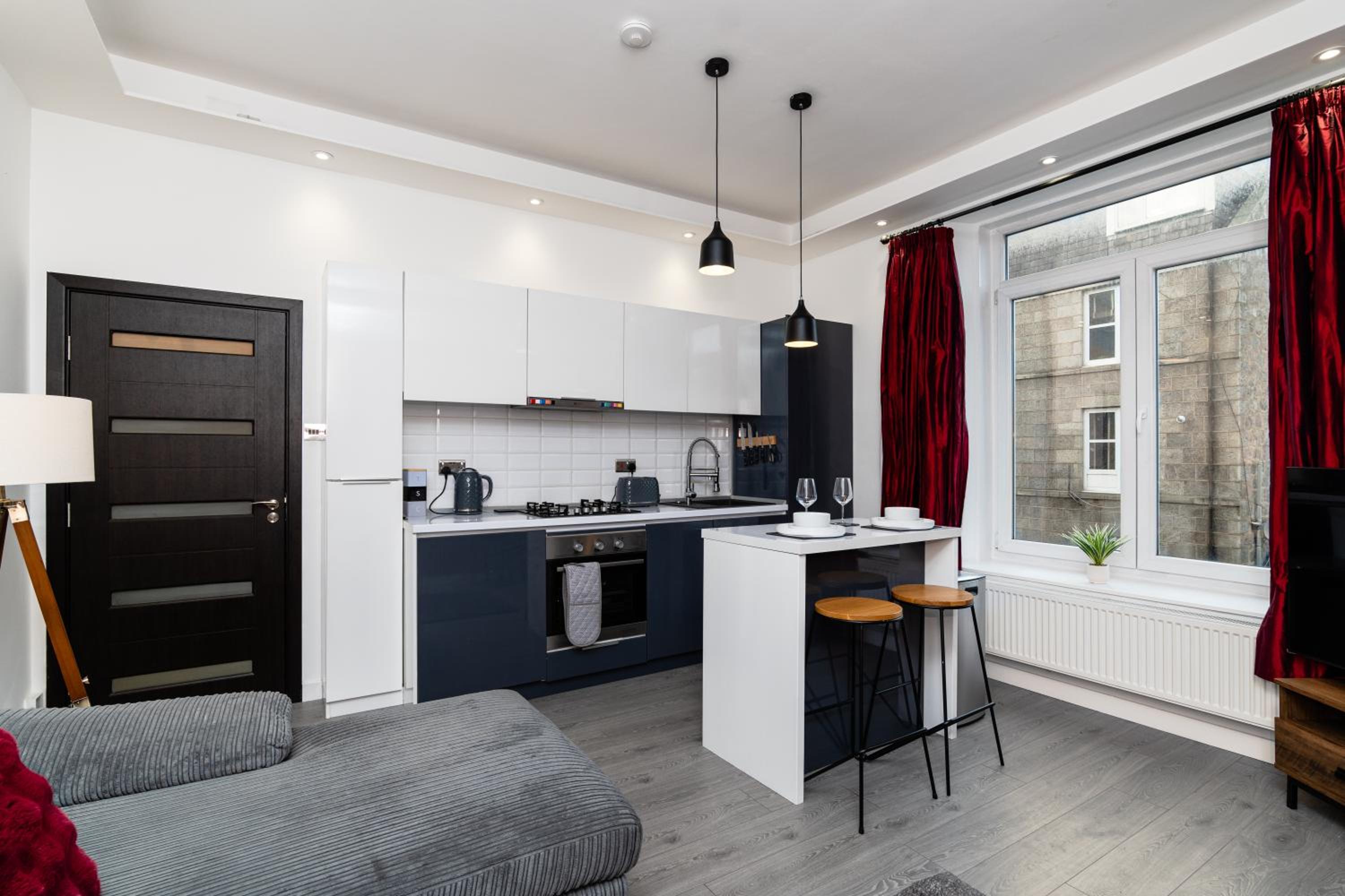 Luxury-1 Bed-Apartment-by Holiday Homes