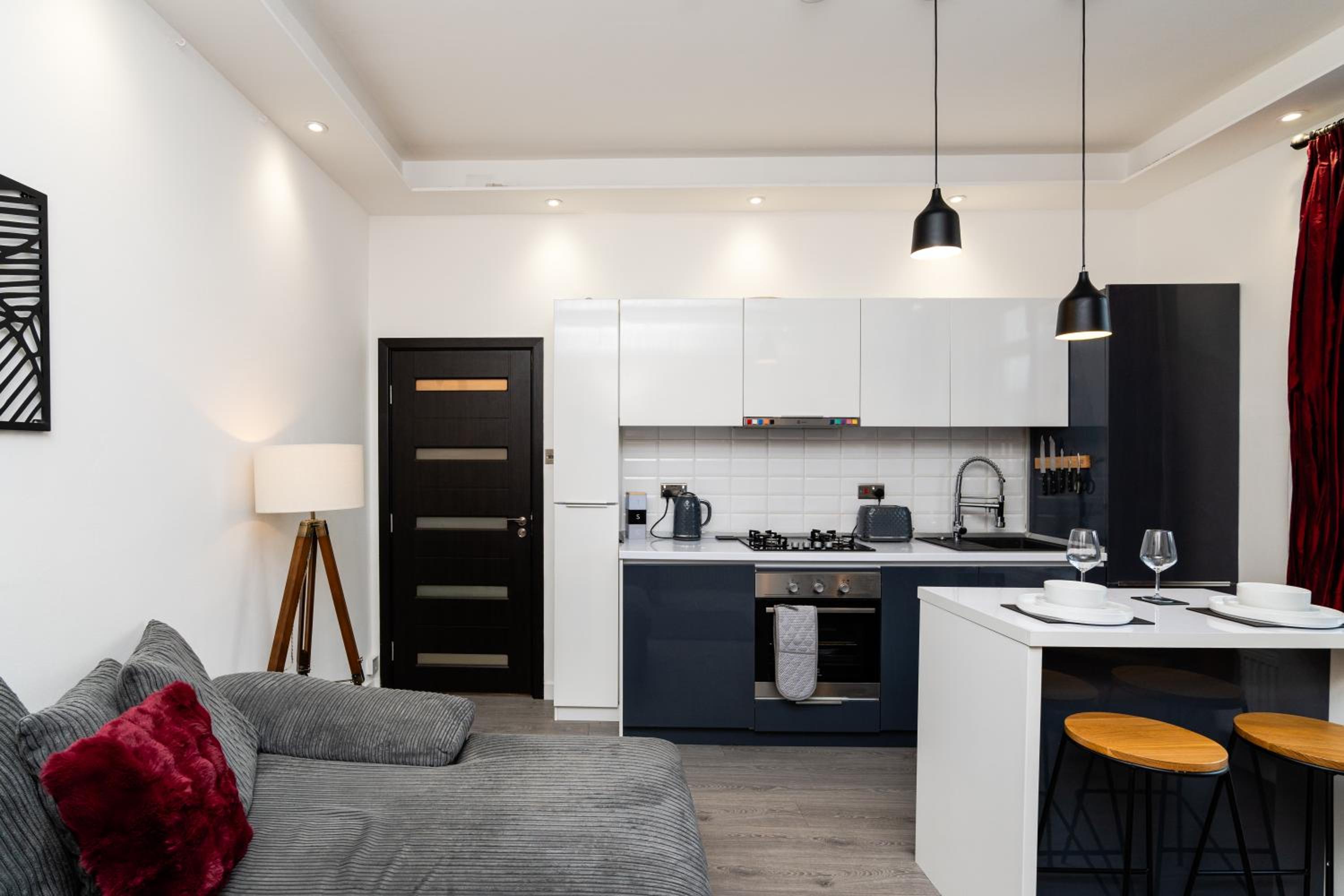 Luxury-1 Bed-Apartment-by Holiday Homes