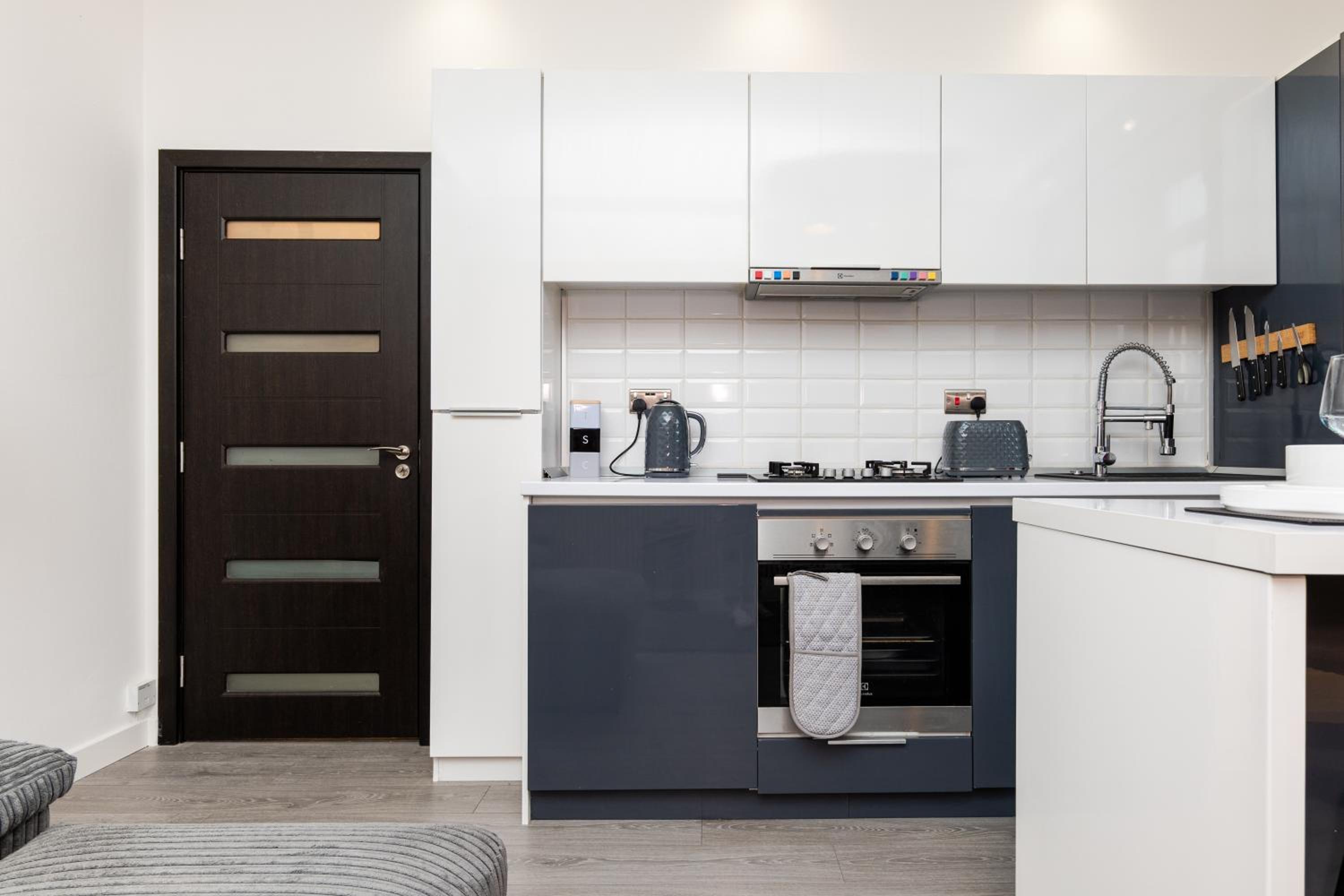 Luxury-1 Bed-Apartment-by Holiday Homes