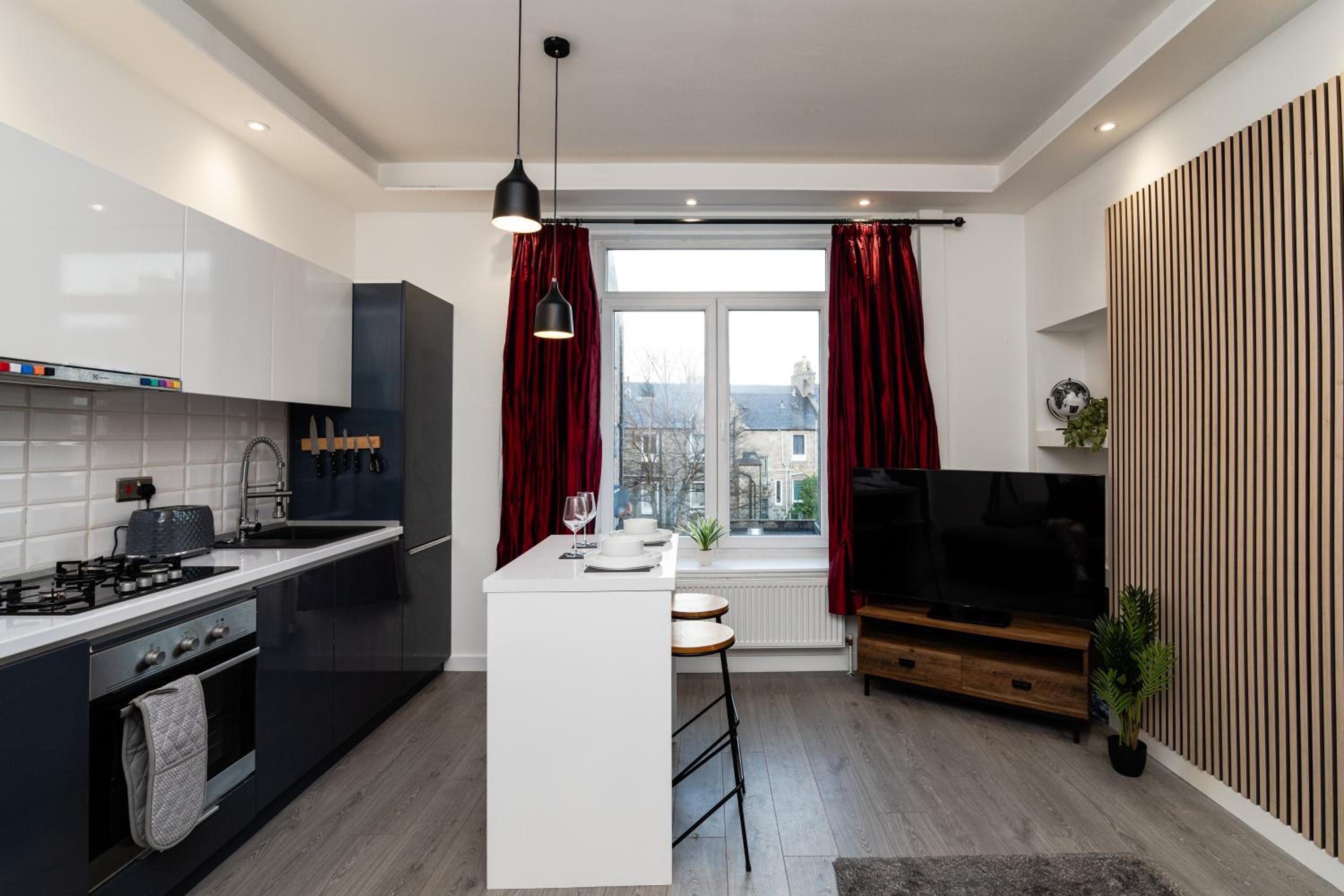 Luxury-1 Bed-Apartment-by Holiday Homes