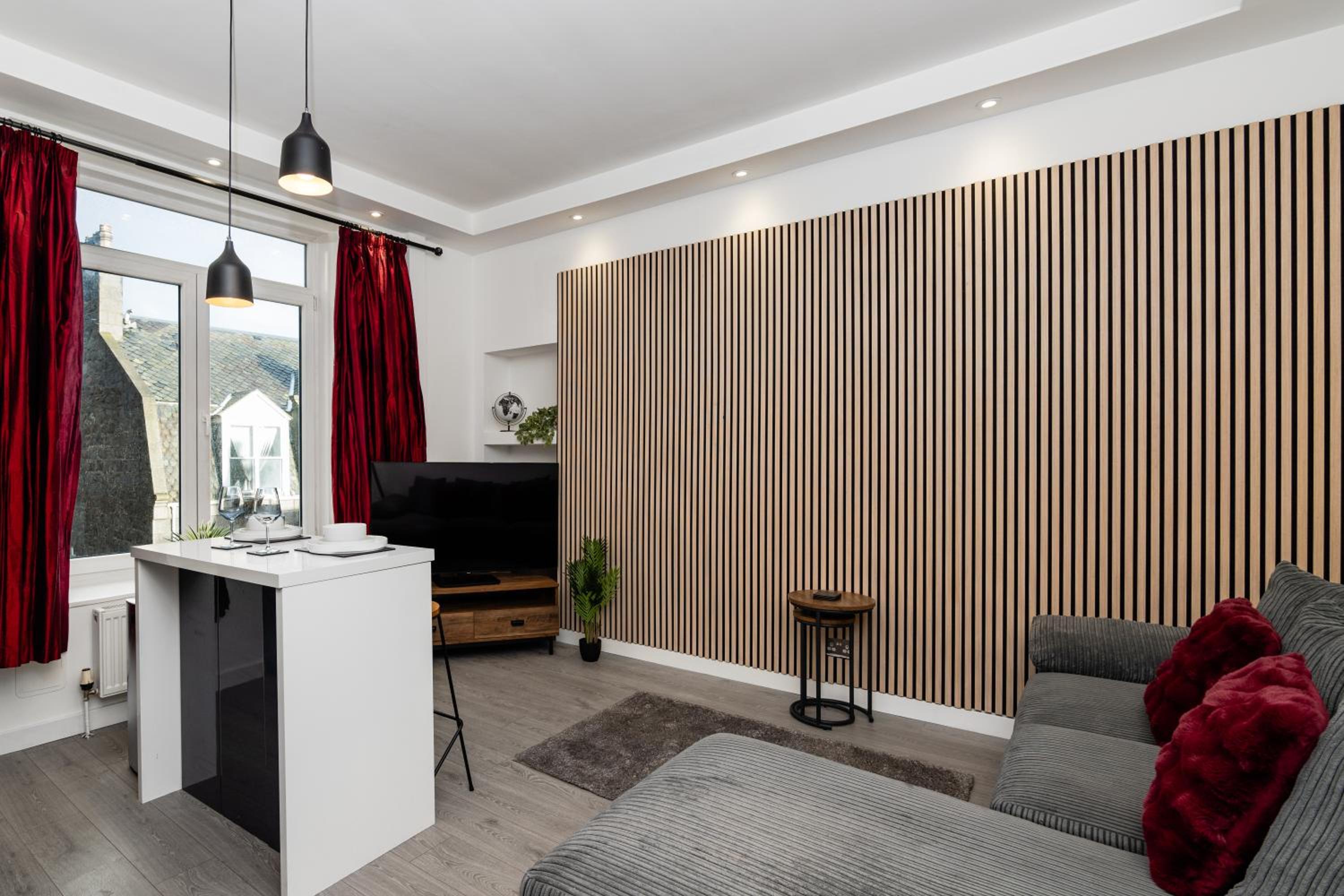 Luxury-1 Bed-Apartment-by Holiday Homes