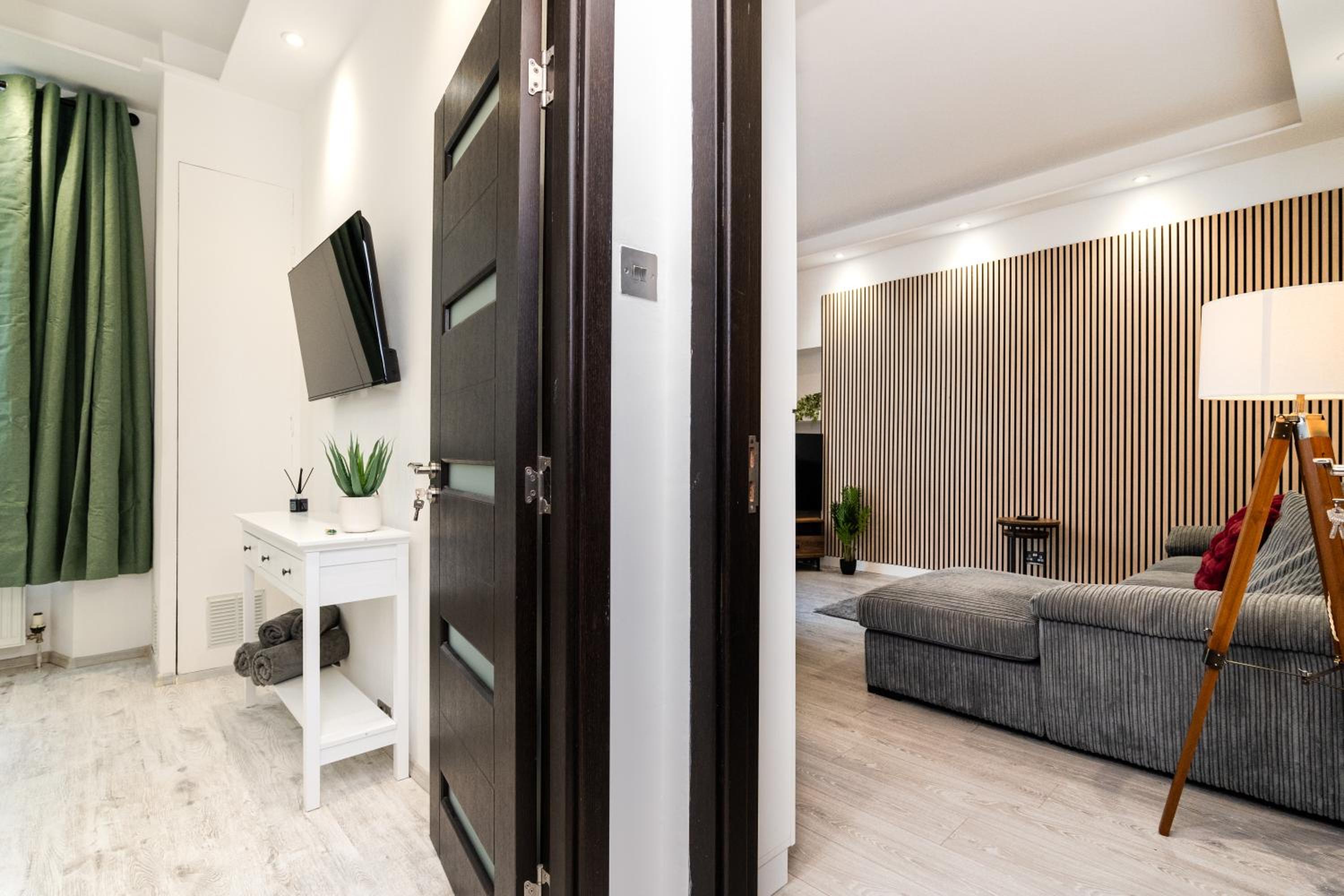 Luxury-1 Bed-Apartment-by Holiday Homes