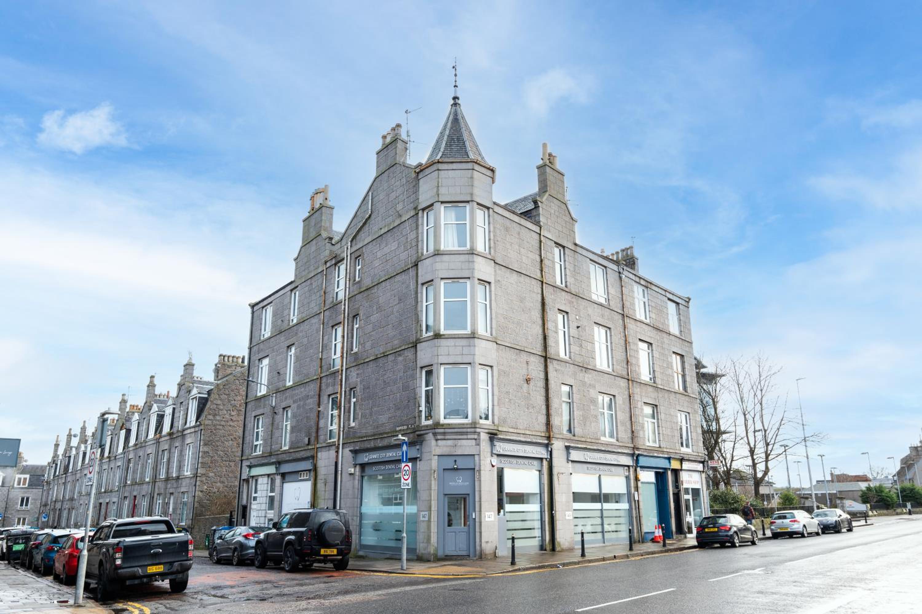 Luxury-1 Bed-Apartment-by Holiday Homes