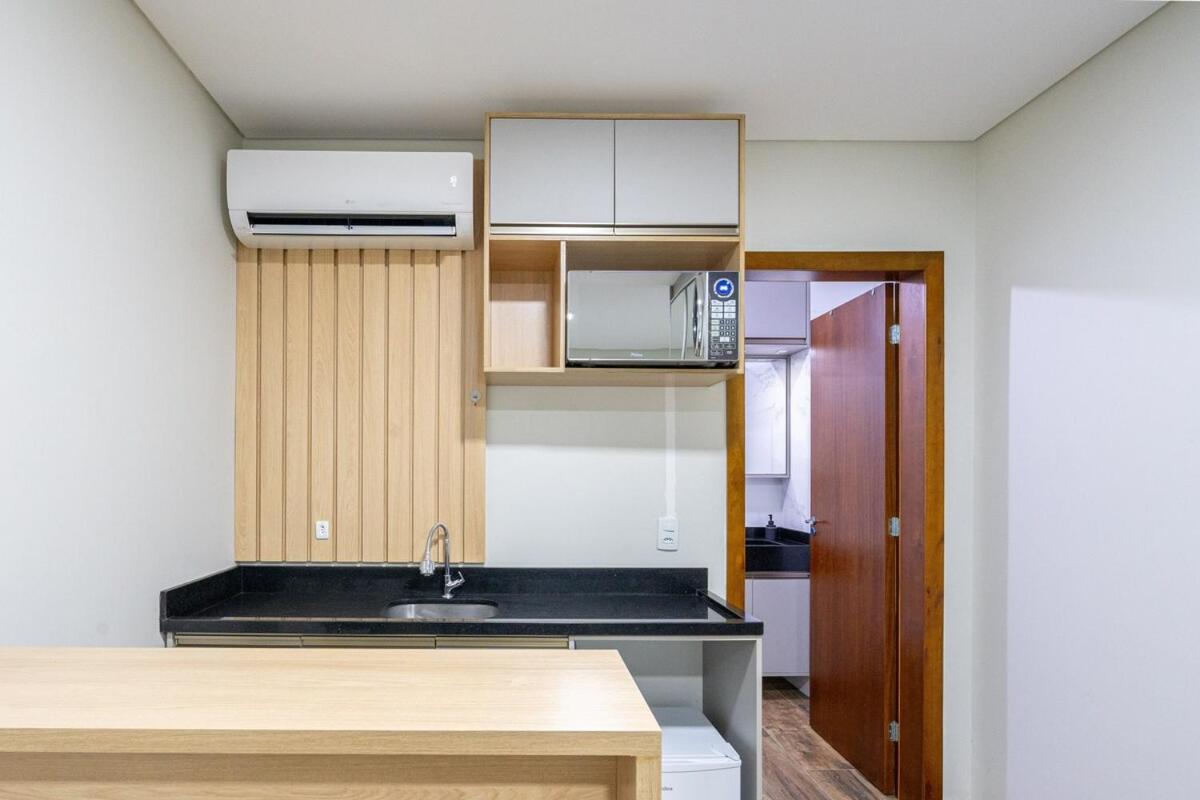 Studio A 350m PRAIA com Garagem privativa Cozinha funcional Ar Condicionado, Wi Fi, Localização estratégica, Centro da cidade, perto de tudo Reserve agora 