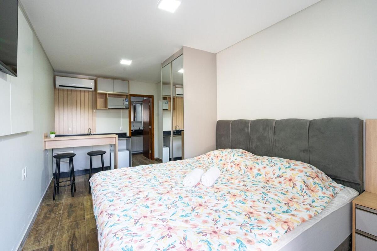 Studio A 350m PRAIA com Garagem privativa Cozinha funcional Ar Condicionado, Wi Fi, Localização estratégica, Centro da cidade, perto de tudo Reserve agora 