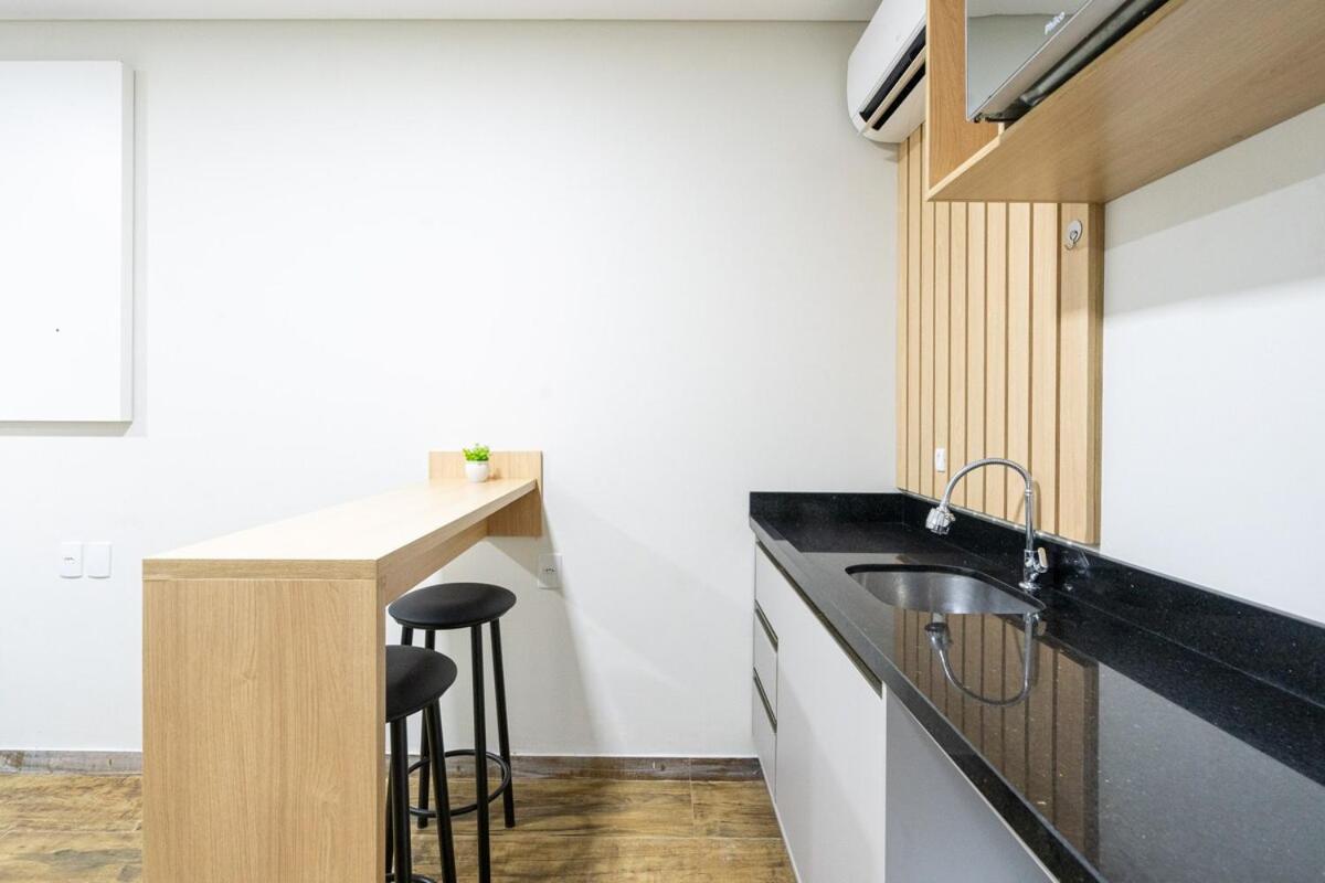 Studio A 350m PRAIA com Garagem privativa Cozinha funcional Ar Condicionado, Wi Fi, Localização estratégica, Centro da cidade, perto de tudo Reserve agora 